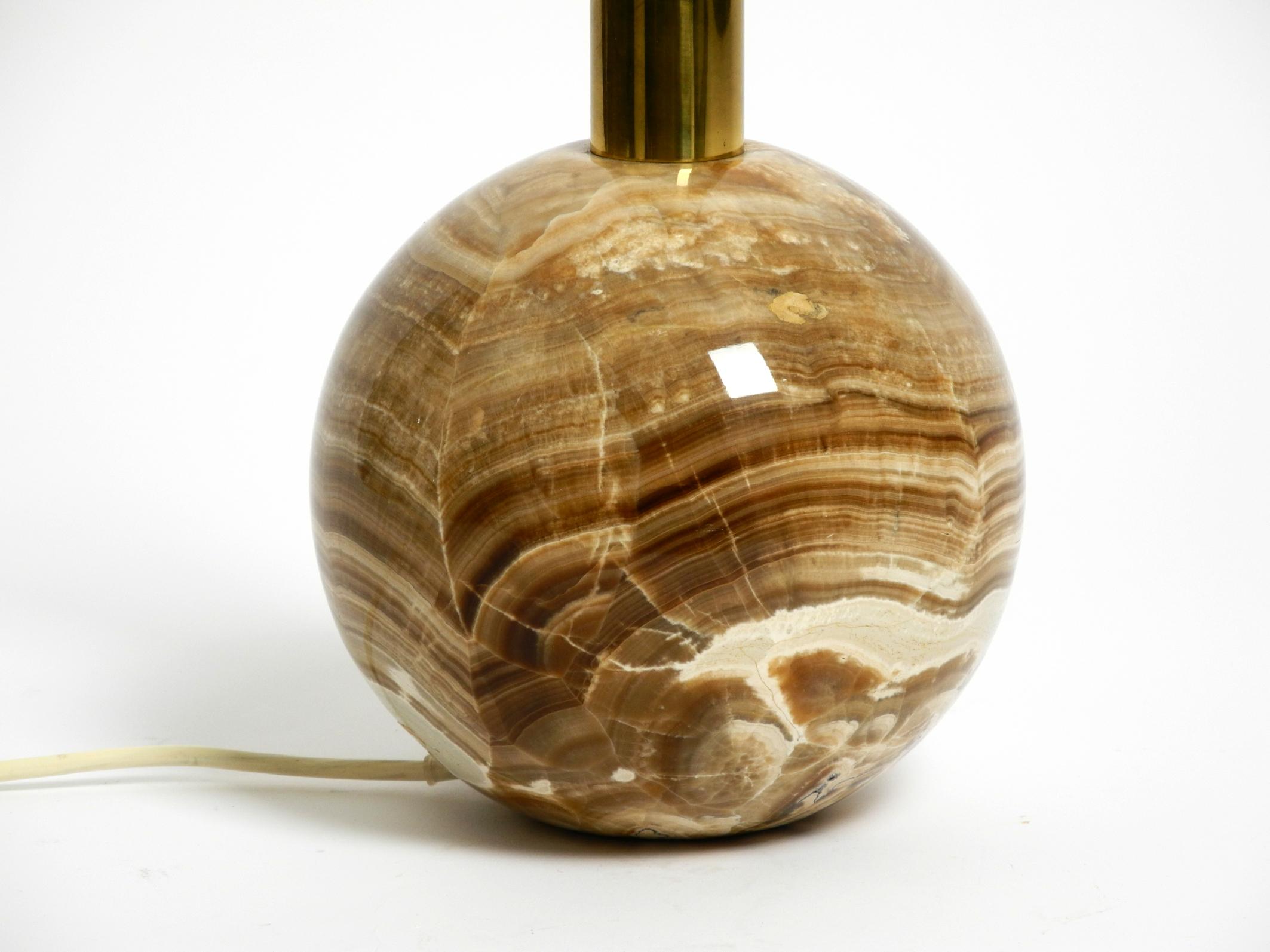 Italian 60s table lamp made of heavy marble and with a large silk lampshade For Sale 5