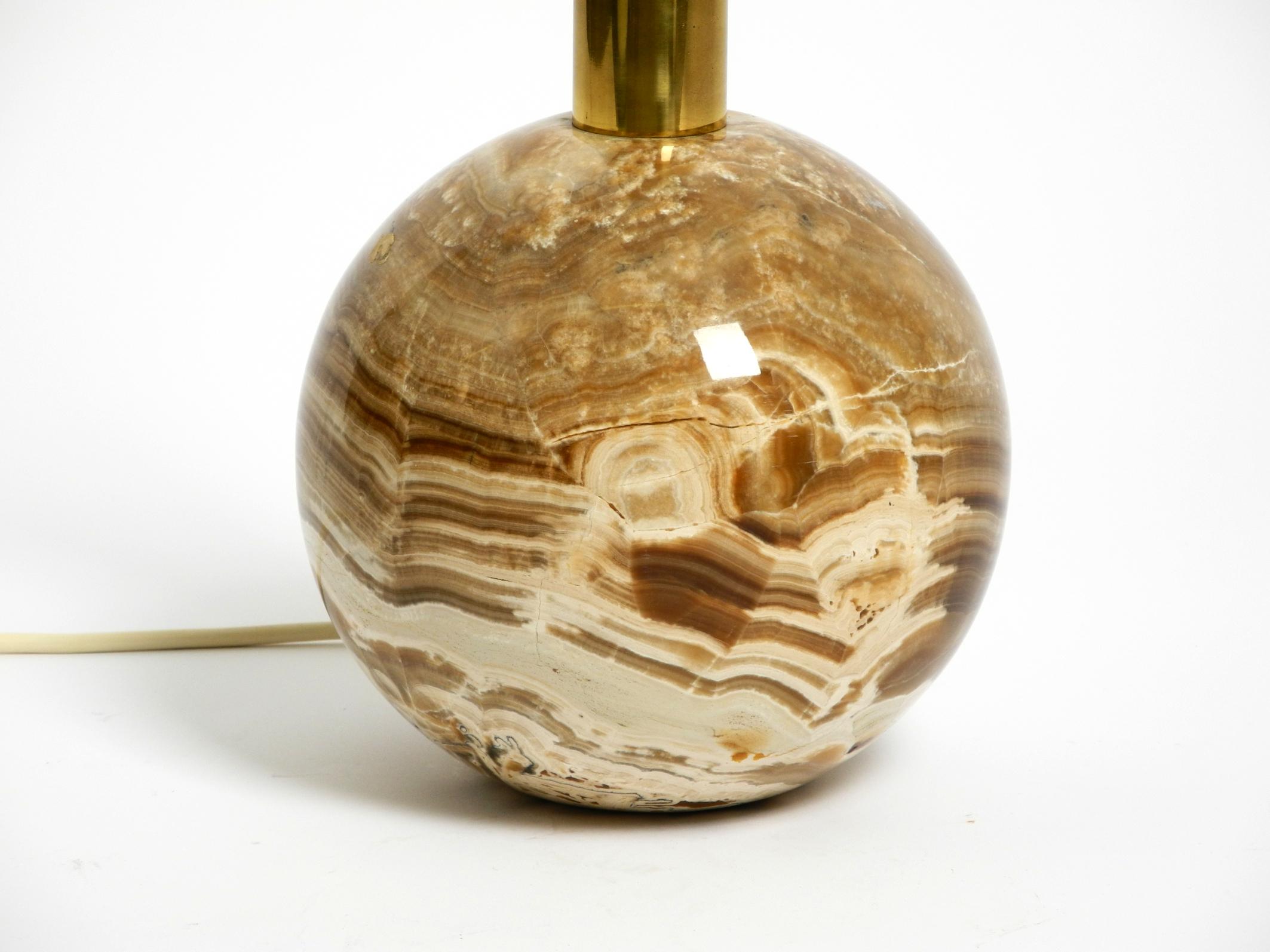 Italian 60s table lamp made of heavy marble and with a large silk lampshade For Sale 6