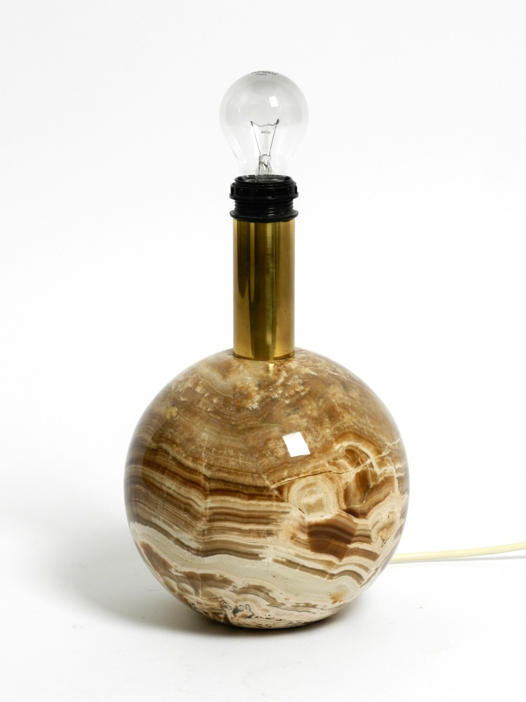 Italian 60s table lamp made of heavy marble and with a large silk lampshade For Sale 8