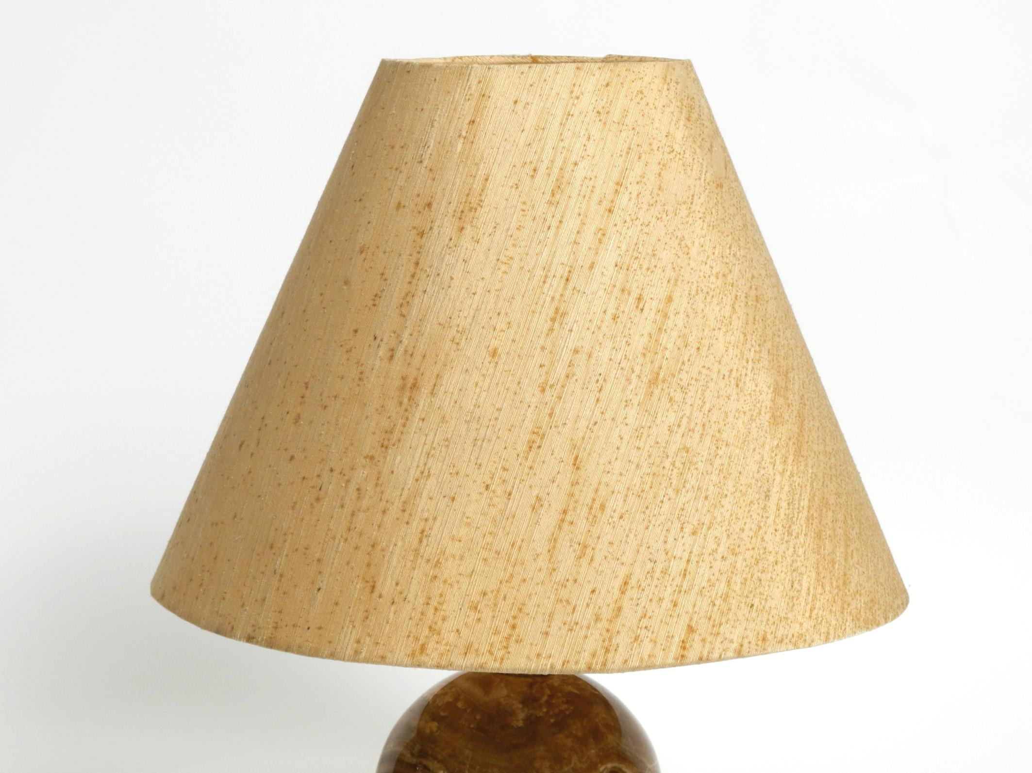 Italian 60s table lamp made of heavy marble and with a large silk lampshade For Sale 9