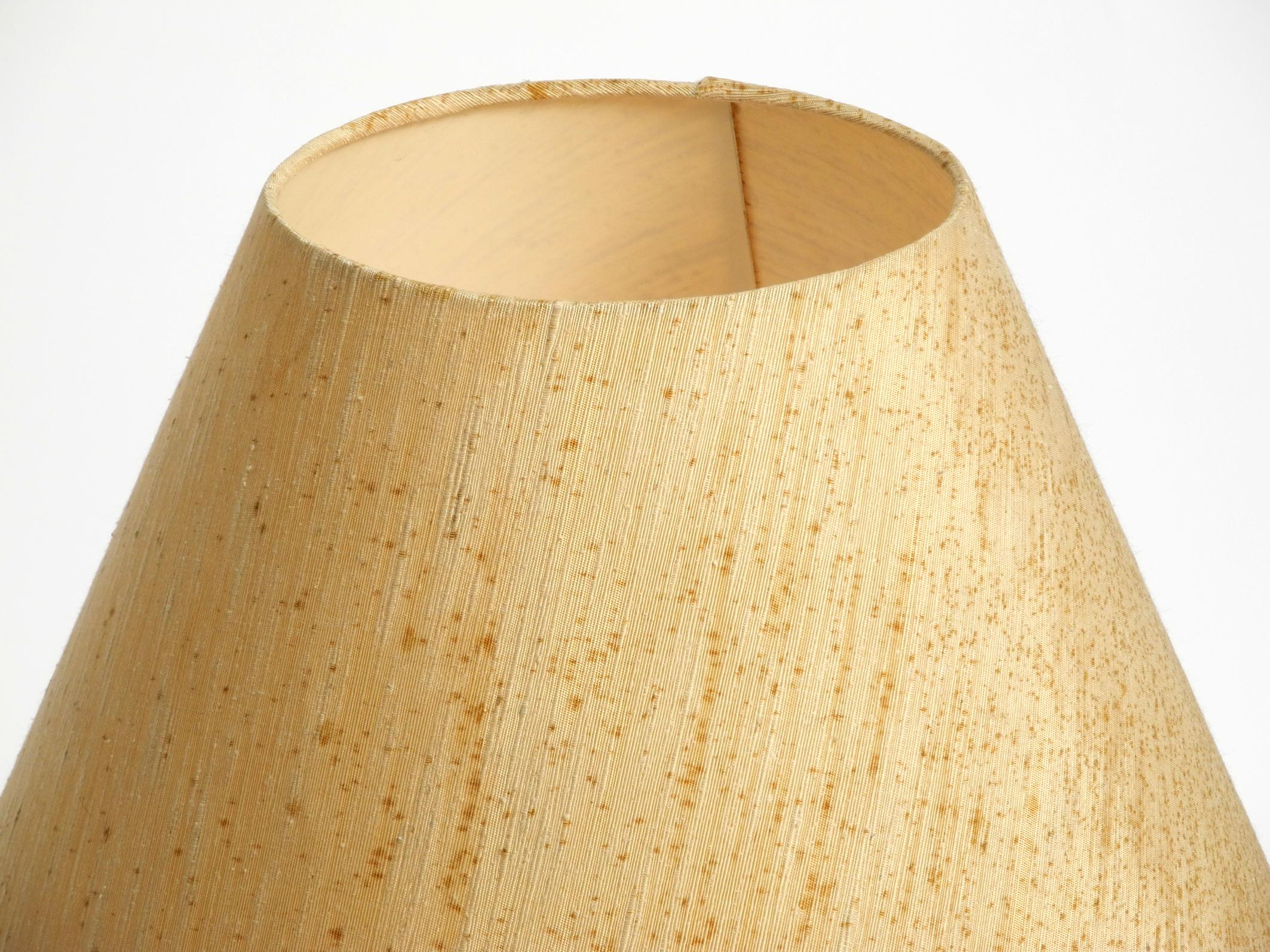 Italian 60s table lamp made of heavy marble and with a large silk lampshade For Sale 10
