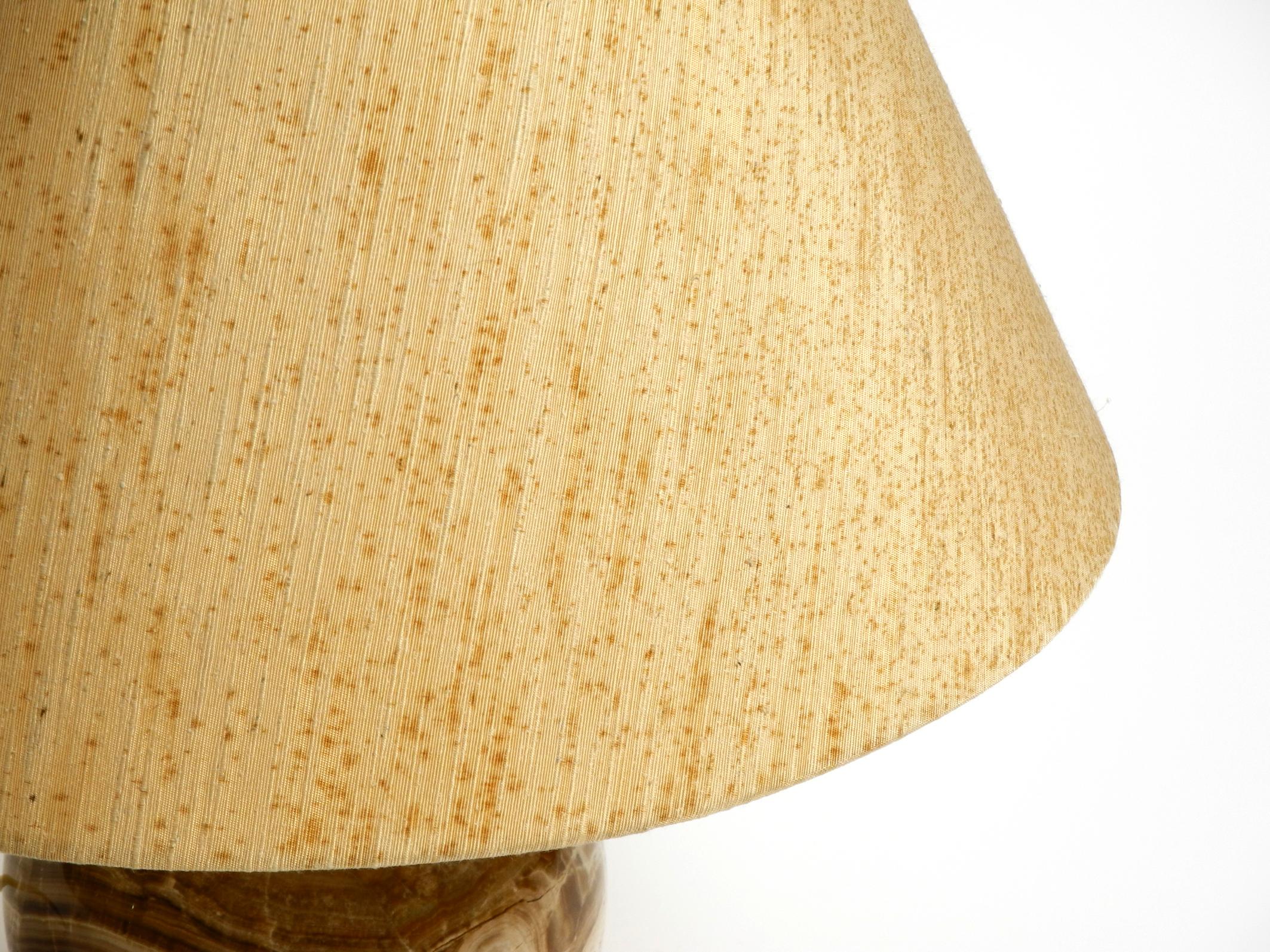 Italian 60s table lamp made of heavy marble and with a large silk lampshade For Sale 11