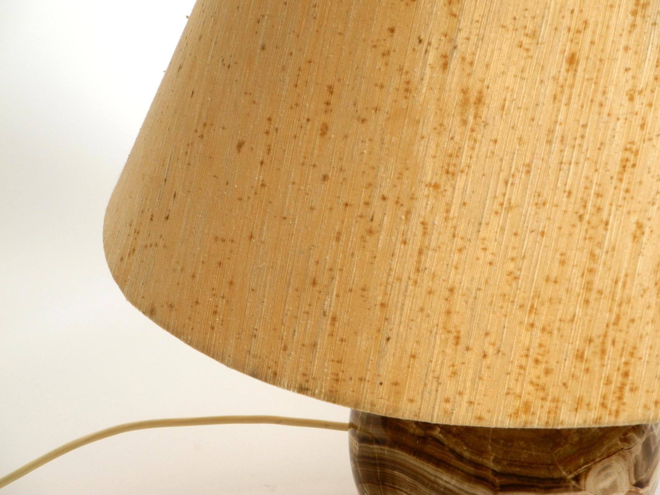 Italian 60s table lamp made of heavy marble and with a large silk lampshade For Sale 12