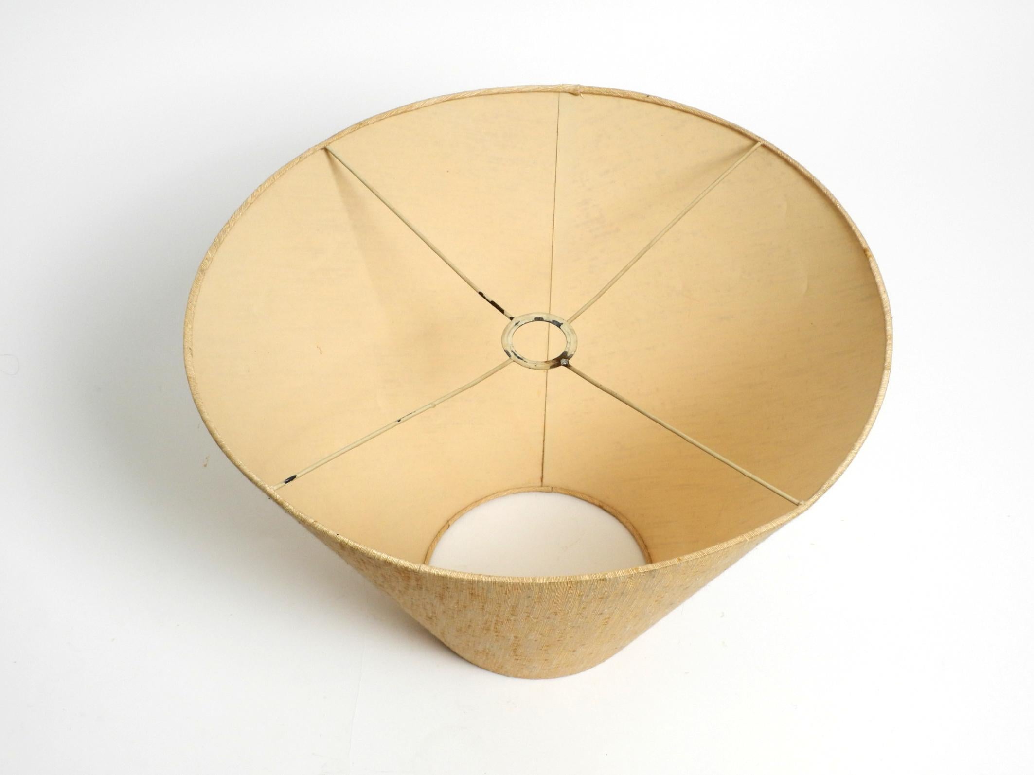 Italian 60s table lamp made of heavy marble and with a large silk lampshade For Sale 13