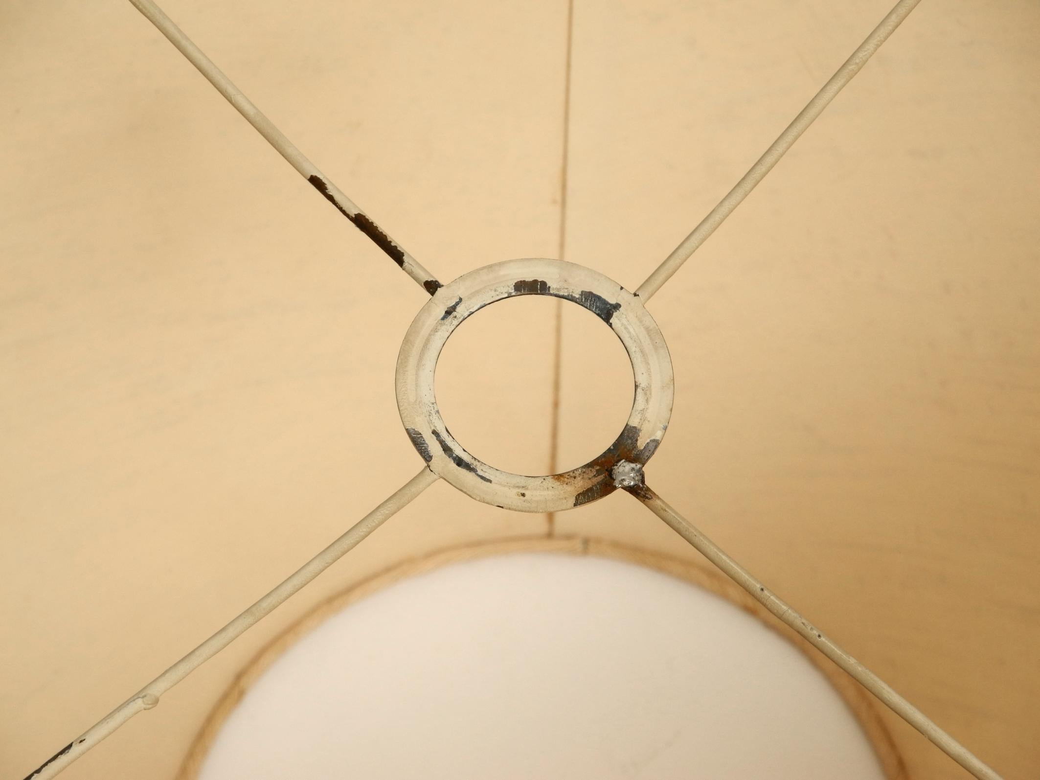 Italian 60s table lamp made of heavy marble and with a large silk lampshade For Sale 14