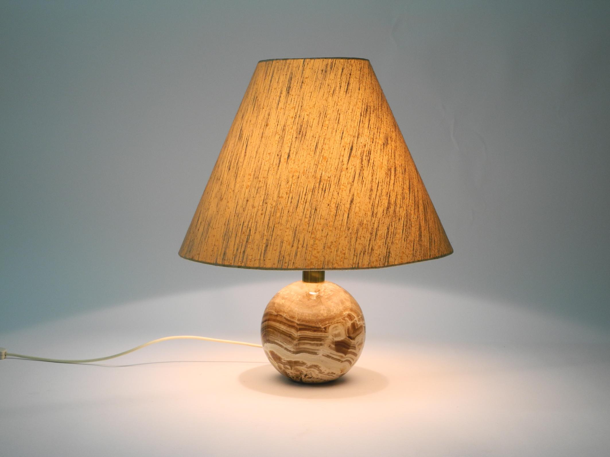 Italian 60s table lamp made of heavy marble and with a large silk lampshade In Good Condition For Sale In München, DE