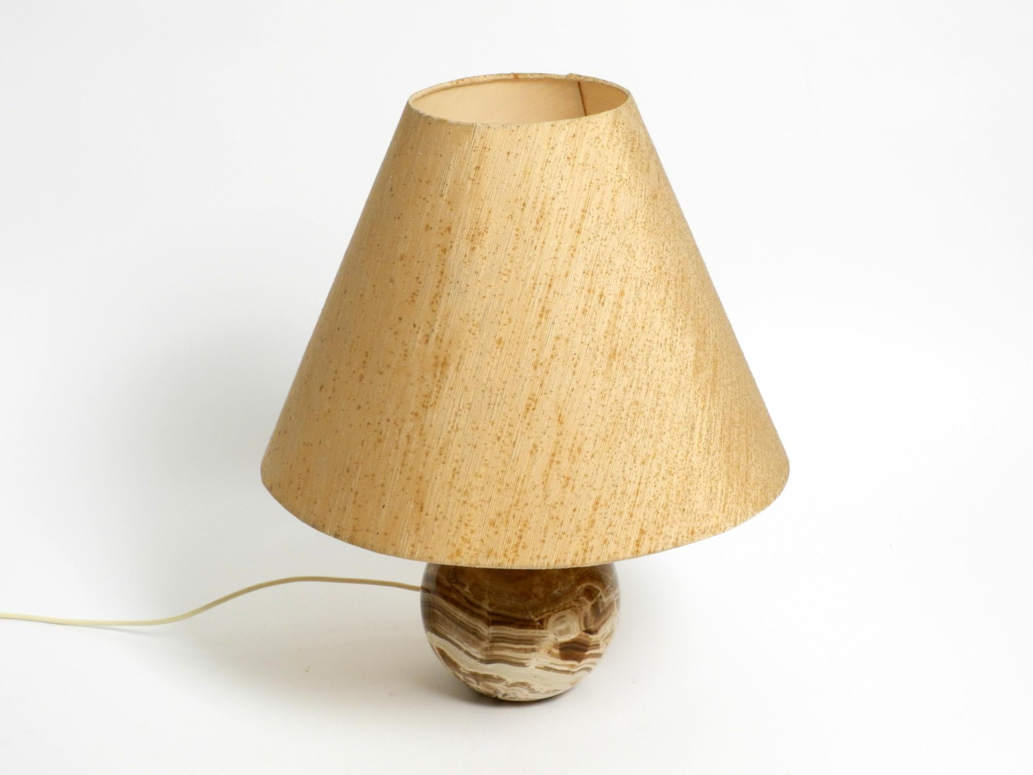 Mid-20th Century Italian 60s table lamp made of heavy marble and with a large silk lampshade For Sale