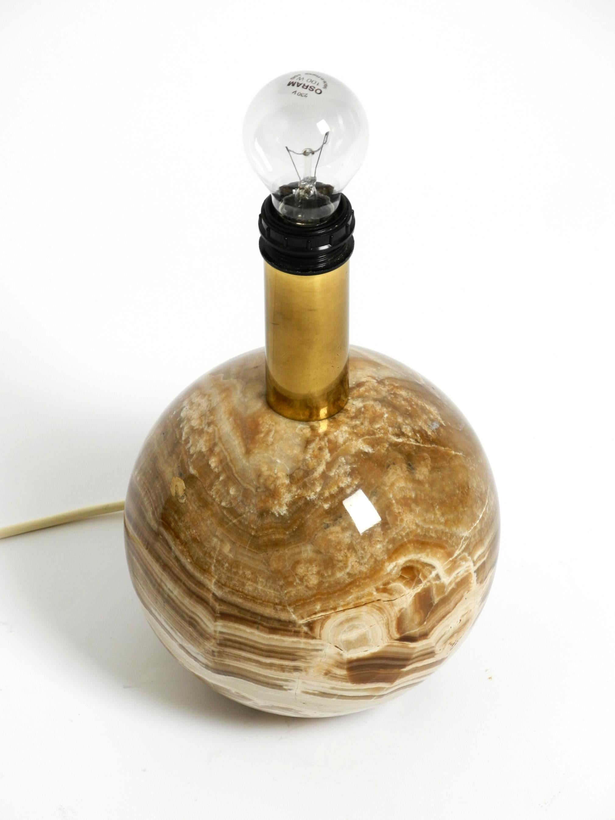Italian 60s table lamp made of heavy marble and with a large silk lampshade For Sale 1