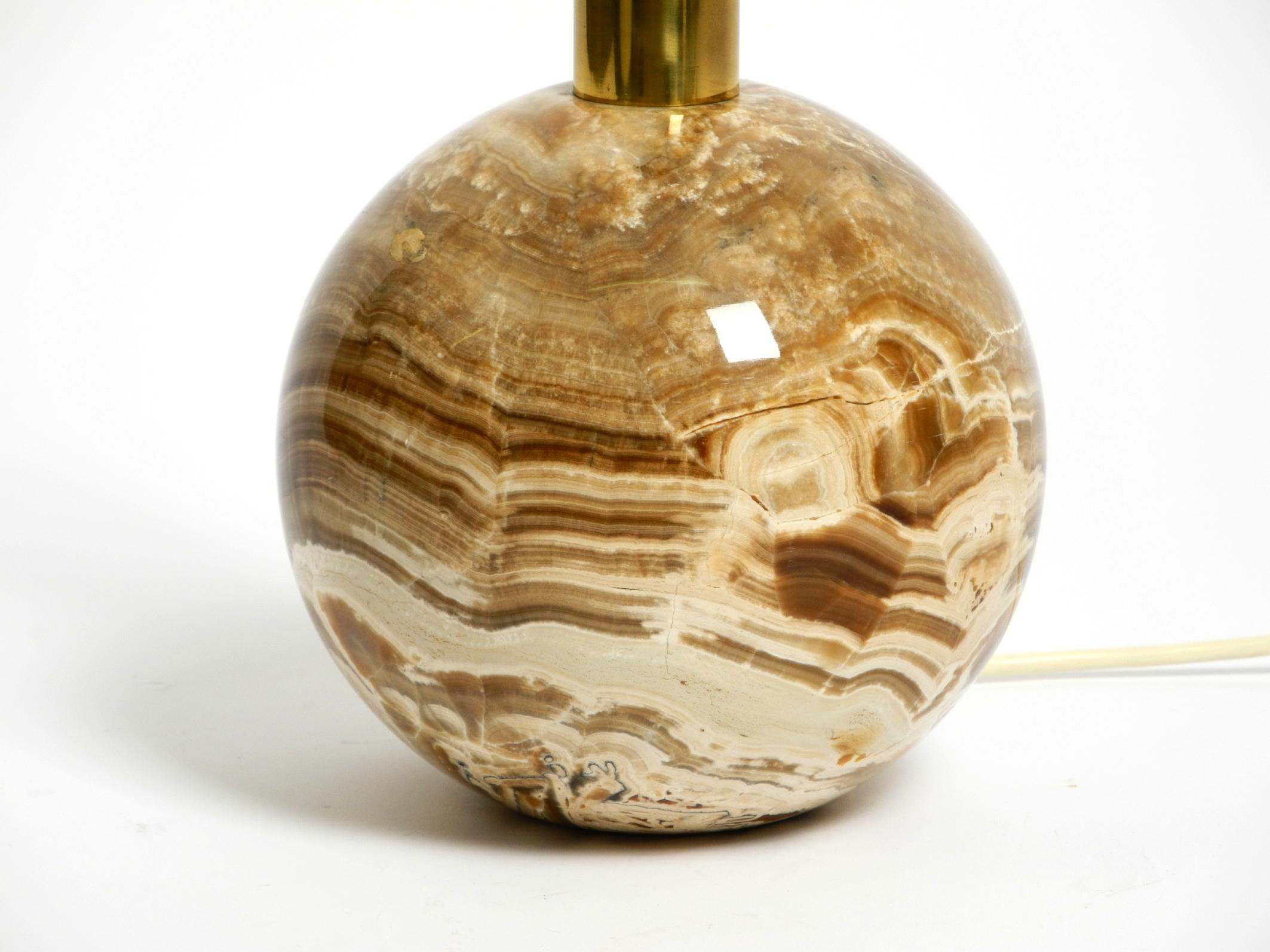 Italian 60s table lamp made of heavy marble and with a large silk lampshade For Sale 2