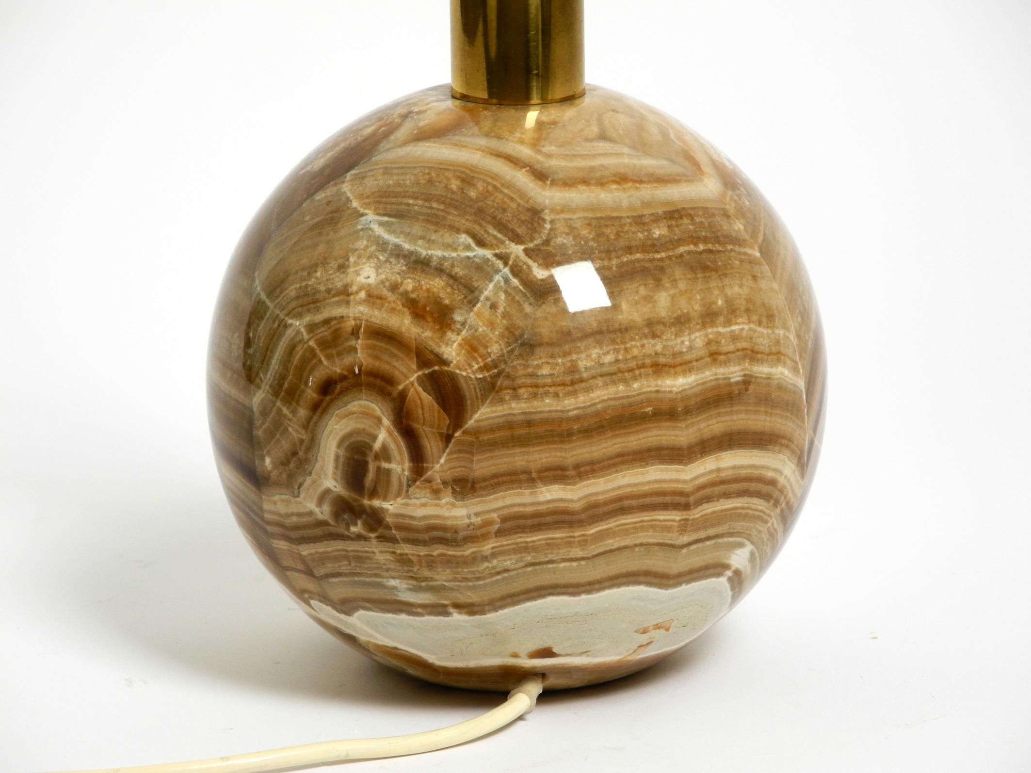 Italian 60s table lamp made of heavy marble and with a large silk lampshade For Sale 3