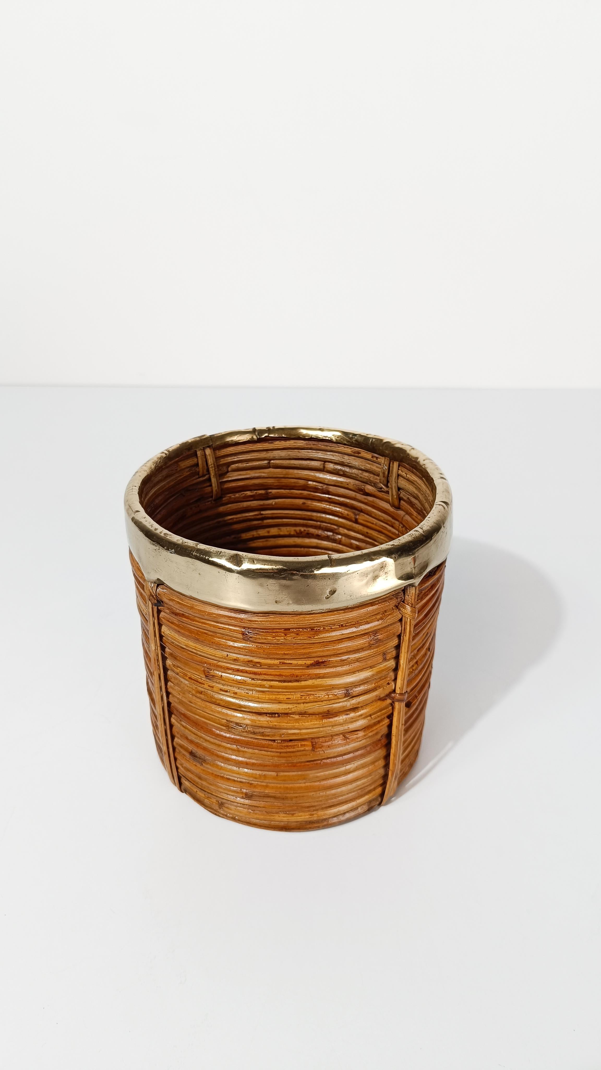 Cesta Cachepot italiana de los años 70 de mimbre y latón tejida a mano en venta 2