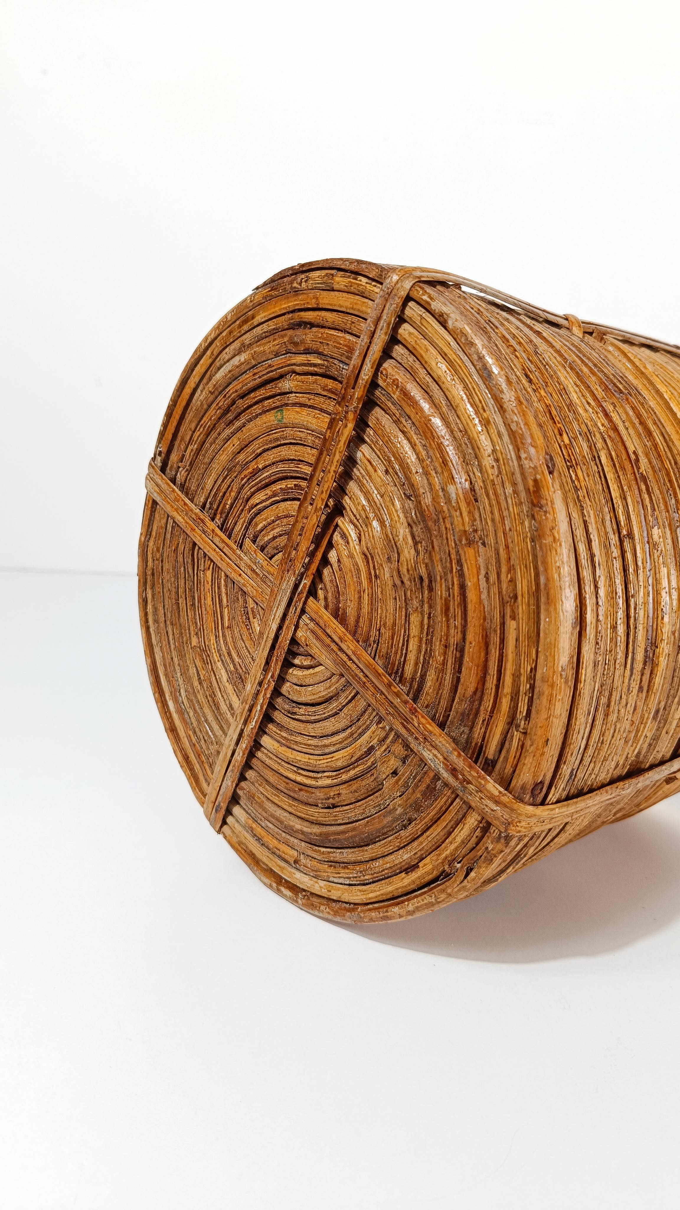 Italian 70s Cachepot Basket in Hand-Woven Pencil Reed Rattan & Brass en venta 3