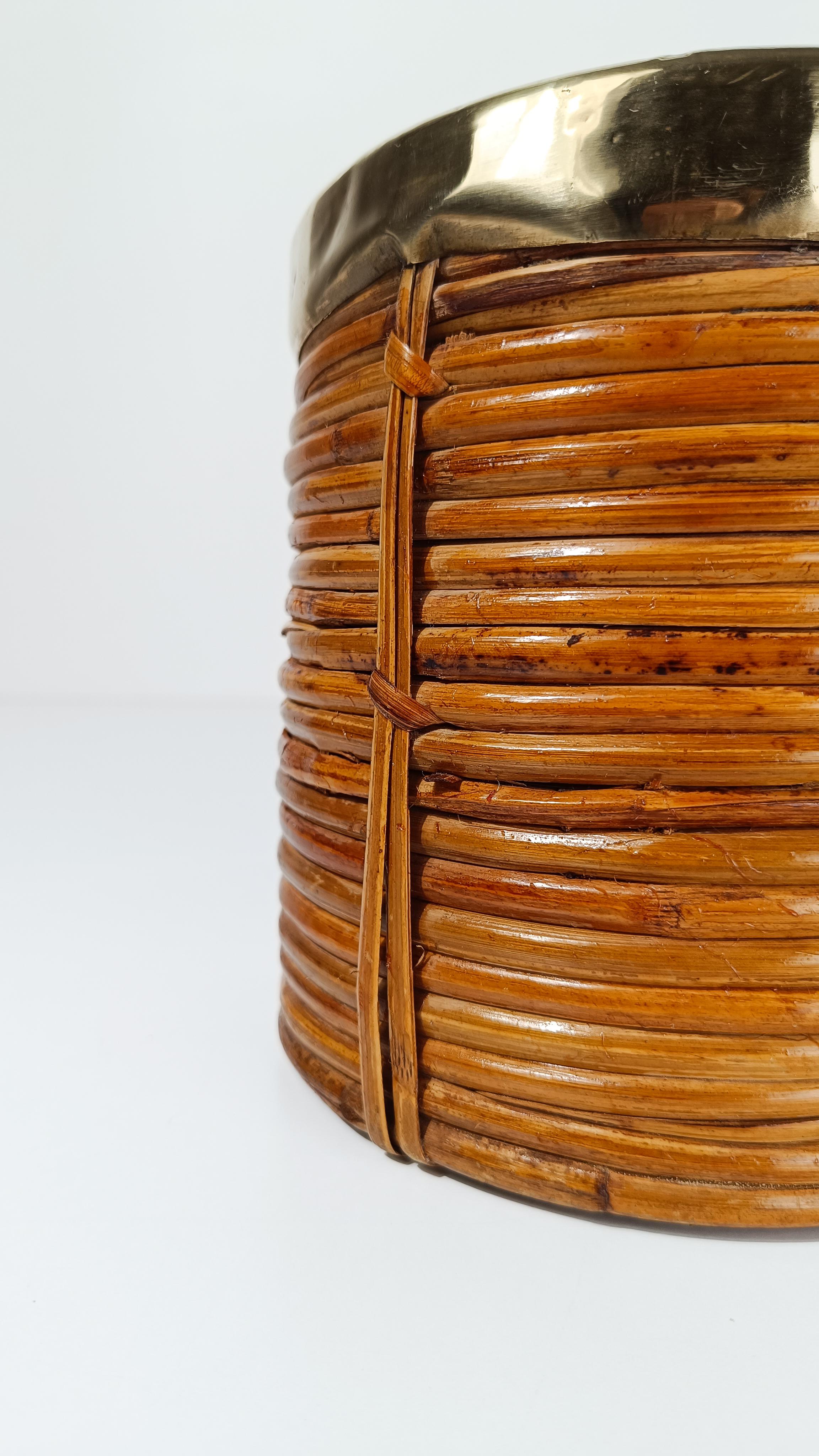 Cesta Cachepot italiana de los años 70 de mimbre y latón tejida a mano en venta 3