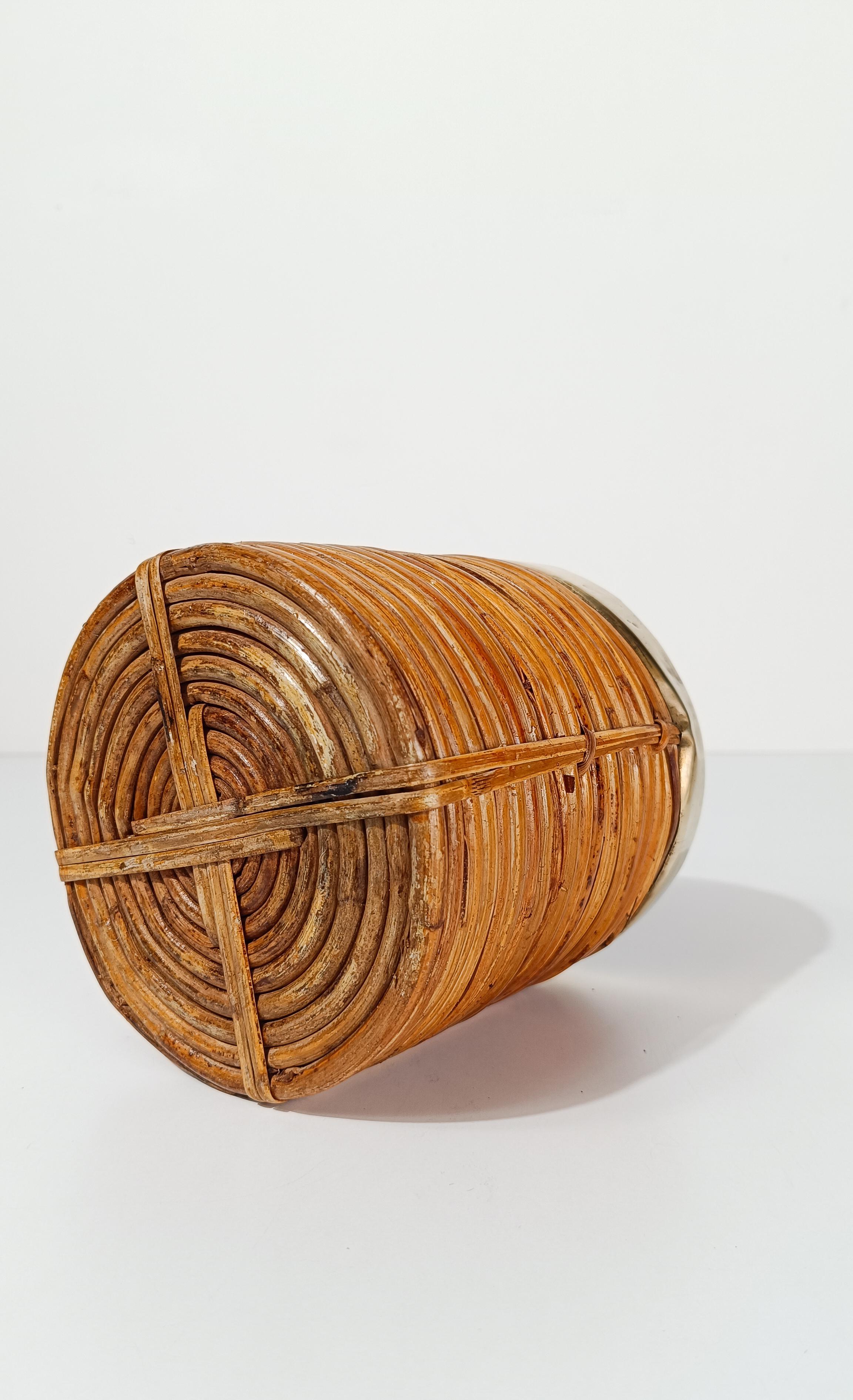 Cesta Cachepot italiana de los años 70 de mimbre y latón tejida a mano en venta 4