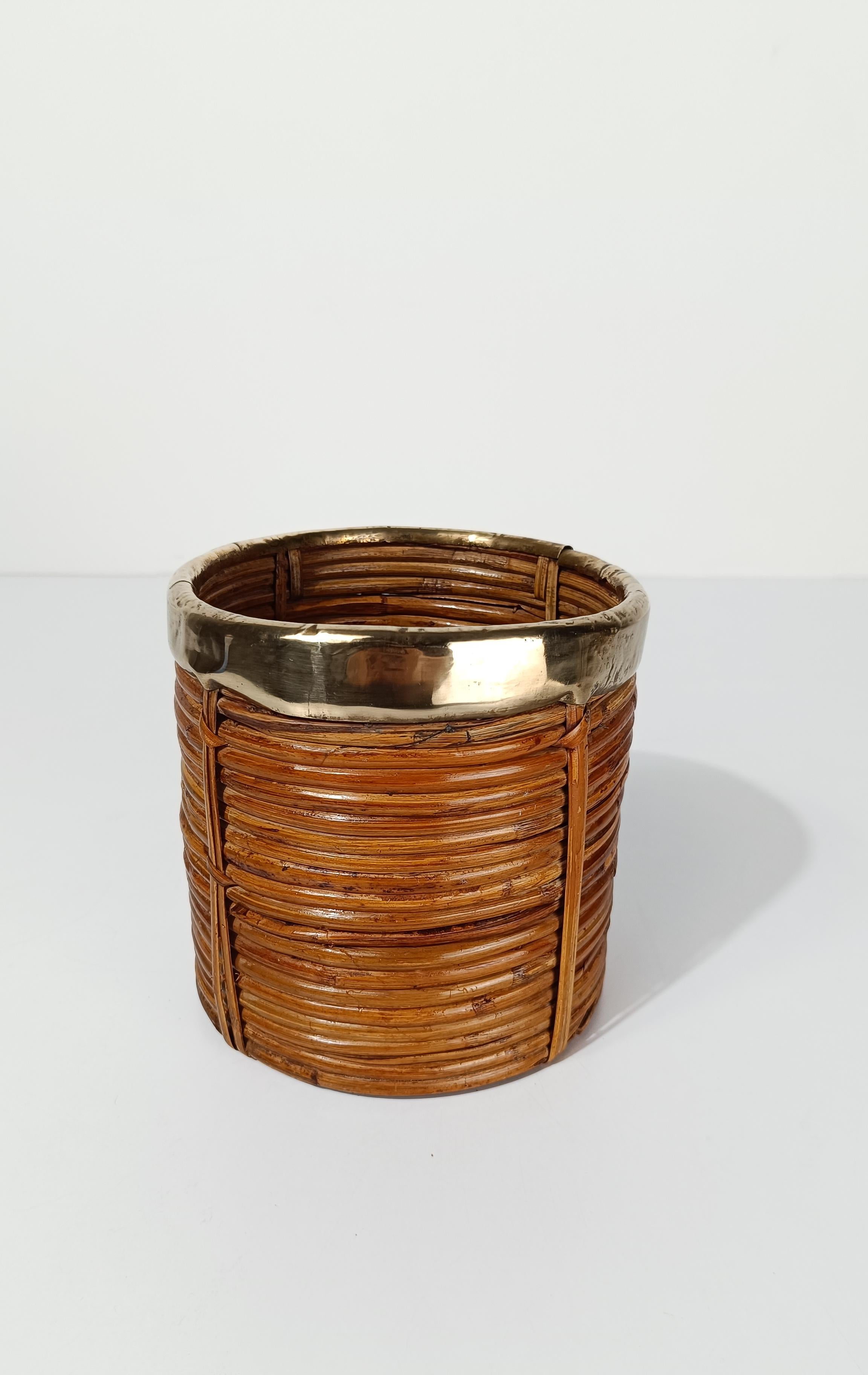 Cesta Cachepot italiana de los años 70 de mimbre y latón tejida a mano en venta 5