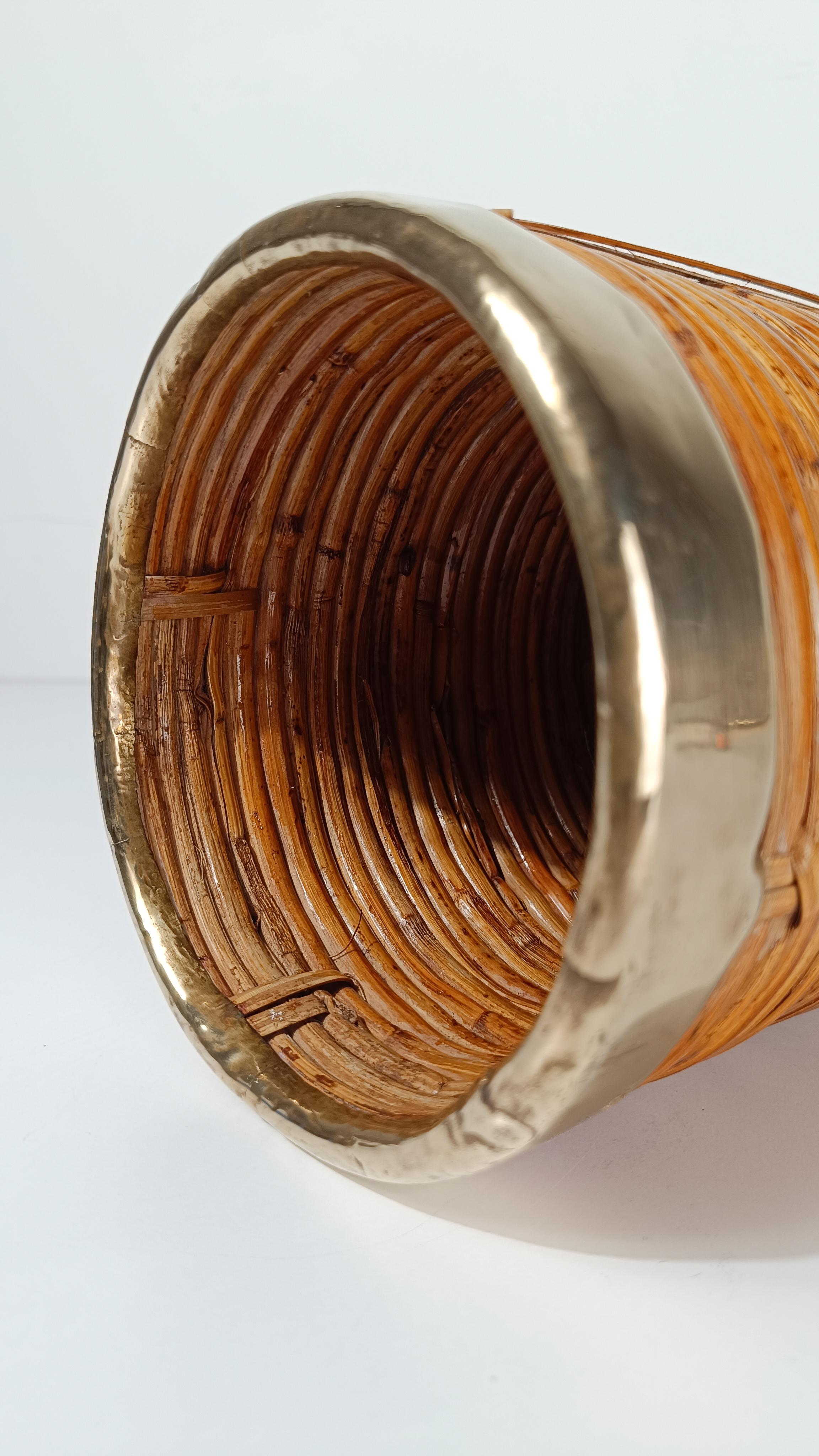 Cesta Cachepot italiana de los años 70 de mimbre y latón tejida a mano en venta 6