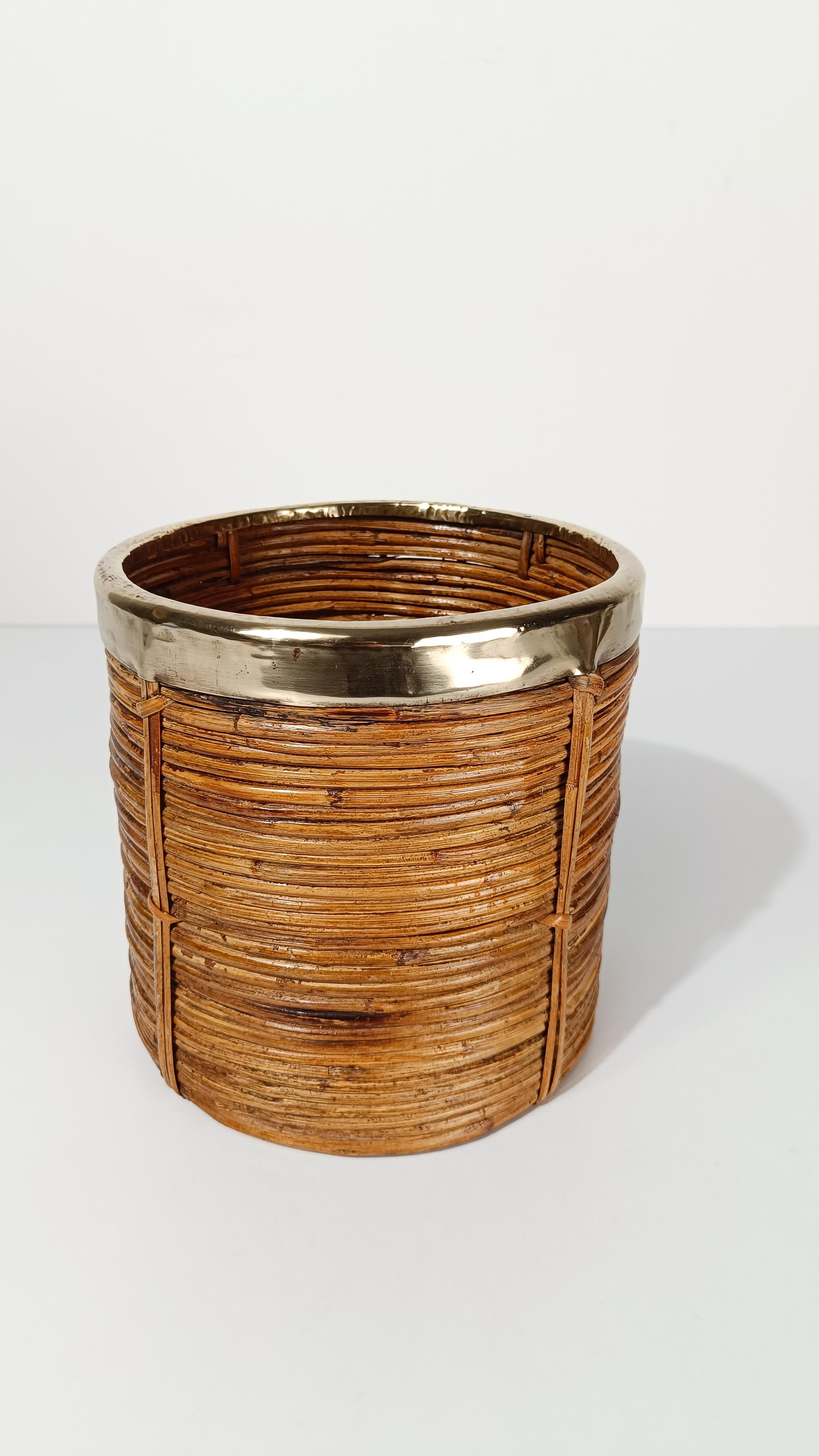 Italian 70s Cachepot Basket in Hand-Woven Pencil Reed Rattan & Brass en venta 7