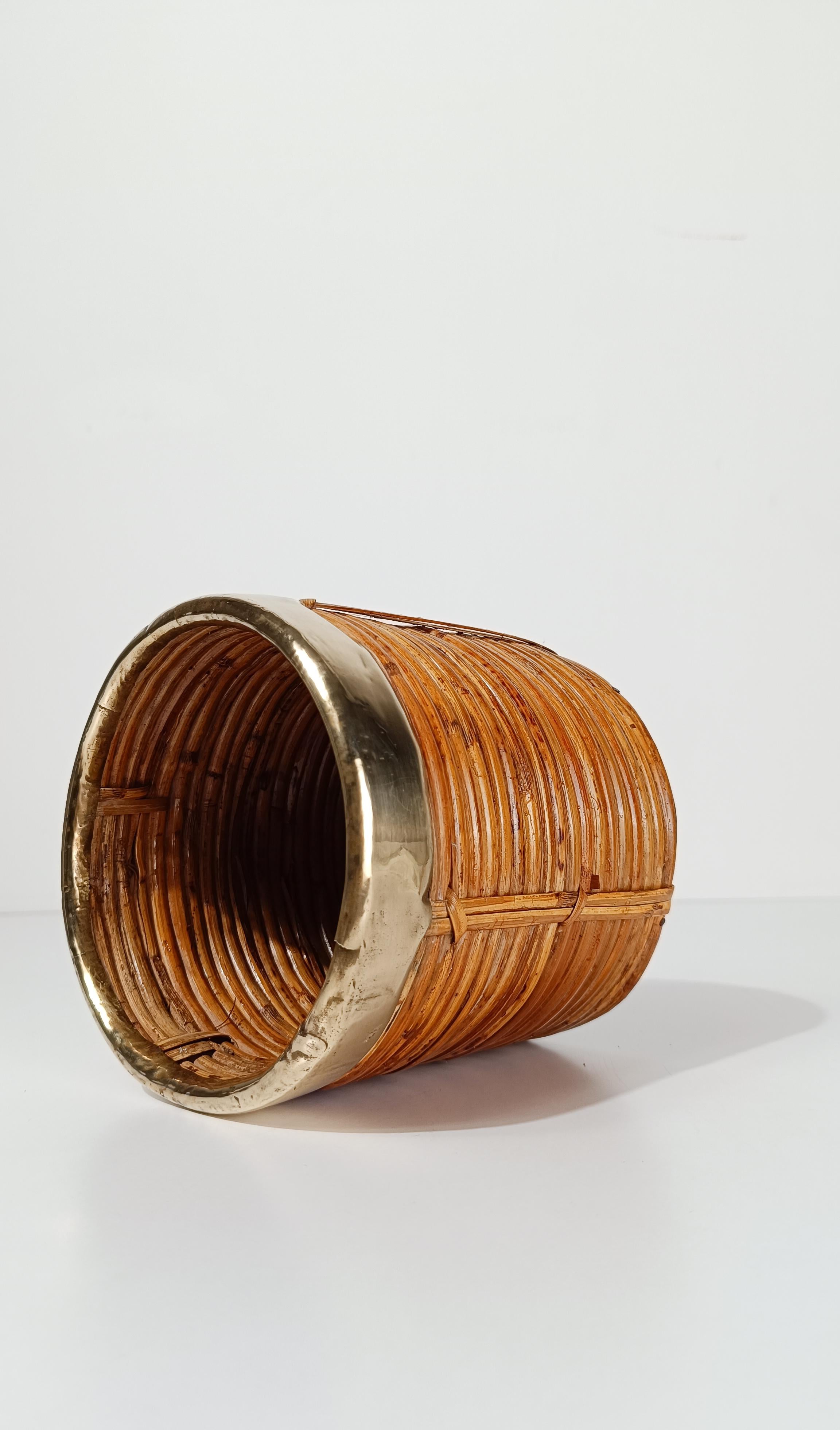 Cesta Cachepot italiana de los años 70 de mimbre y latón tejida a mano en venta 7