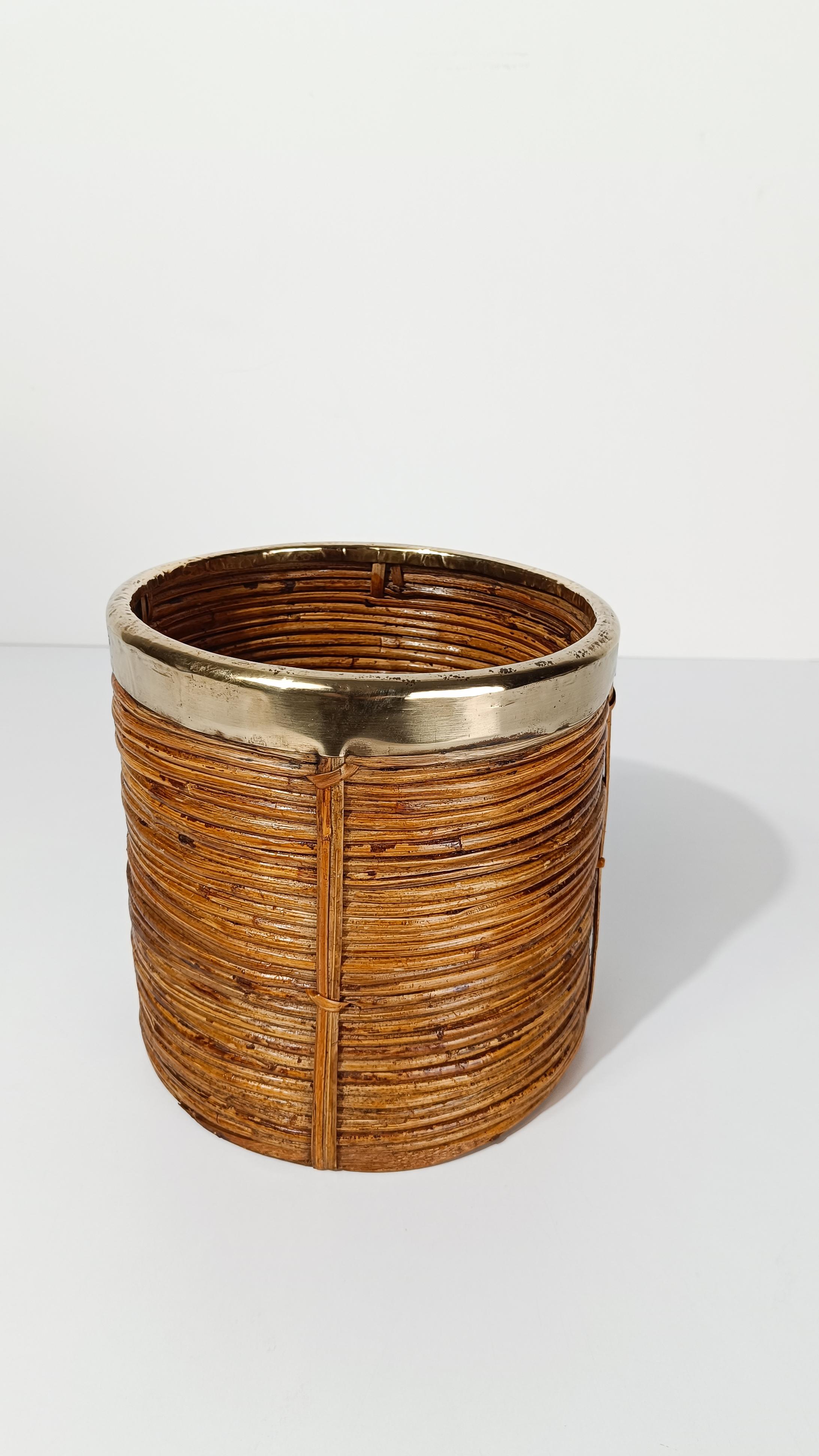 Italian 70s Cachepot Basket in Hand-Woven Pencil Reed Rattan & Brass en venta 8