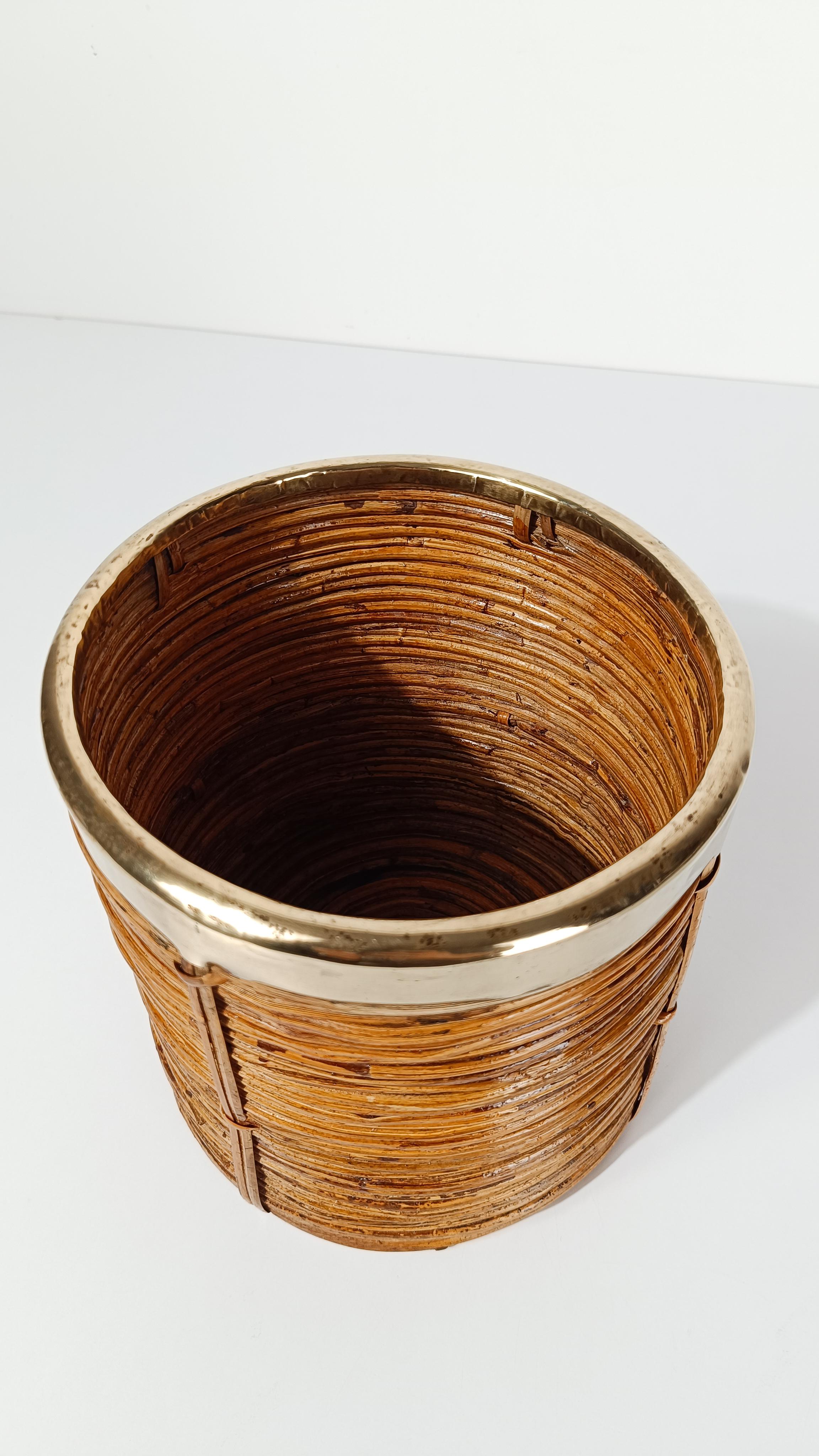 Italian 70s Cachepot Basket in Hand-Woven Pencil Reed Rattan & Brass en venta 10