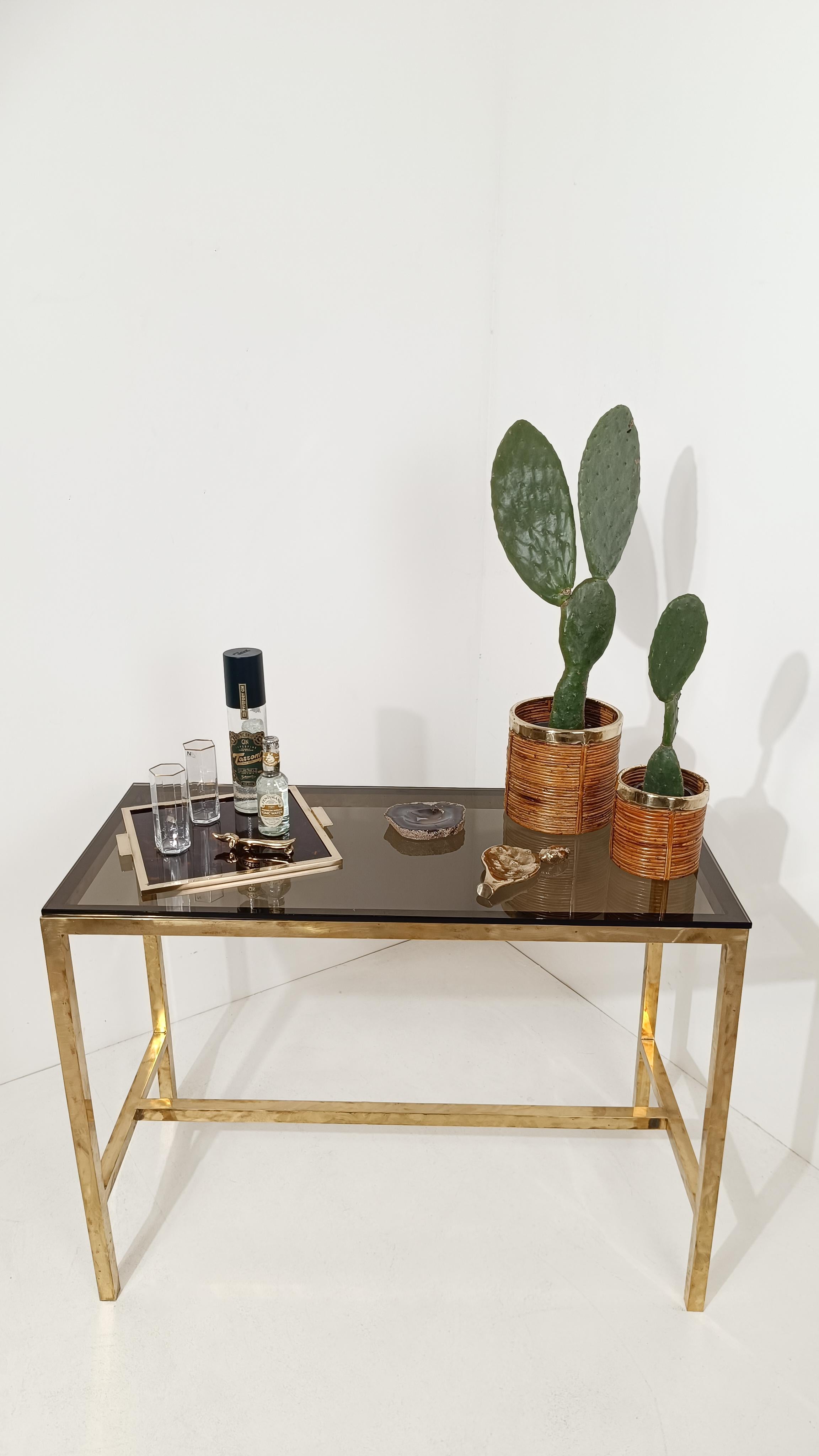 Coming straight from the 70s, this cachepot basket contains in its 20cm diameter by 20cm height, the extremely glamorous style of those years.
Made with hand-woven Pencil Reed Rattan and framed by a splendid polished brass edge.
The items designed