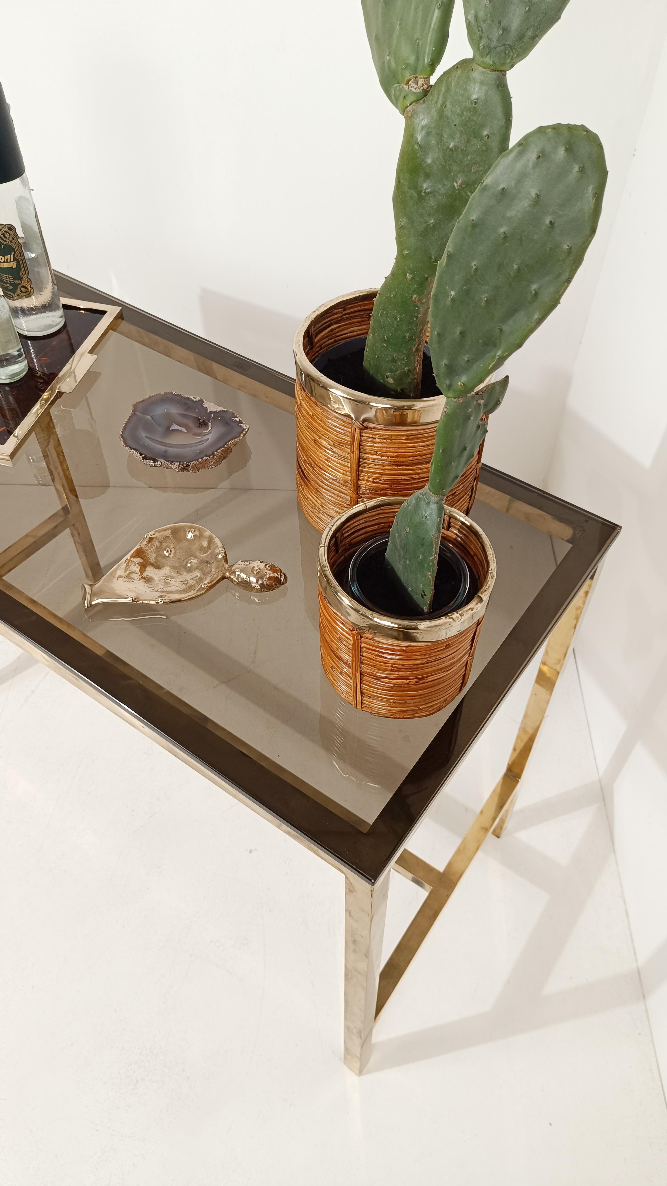 Italian 70s Cachepot Basket in Hand-Woven Pencil Reed Rattan & Brass Moderno de mediados de siglo en venta