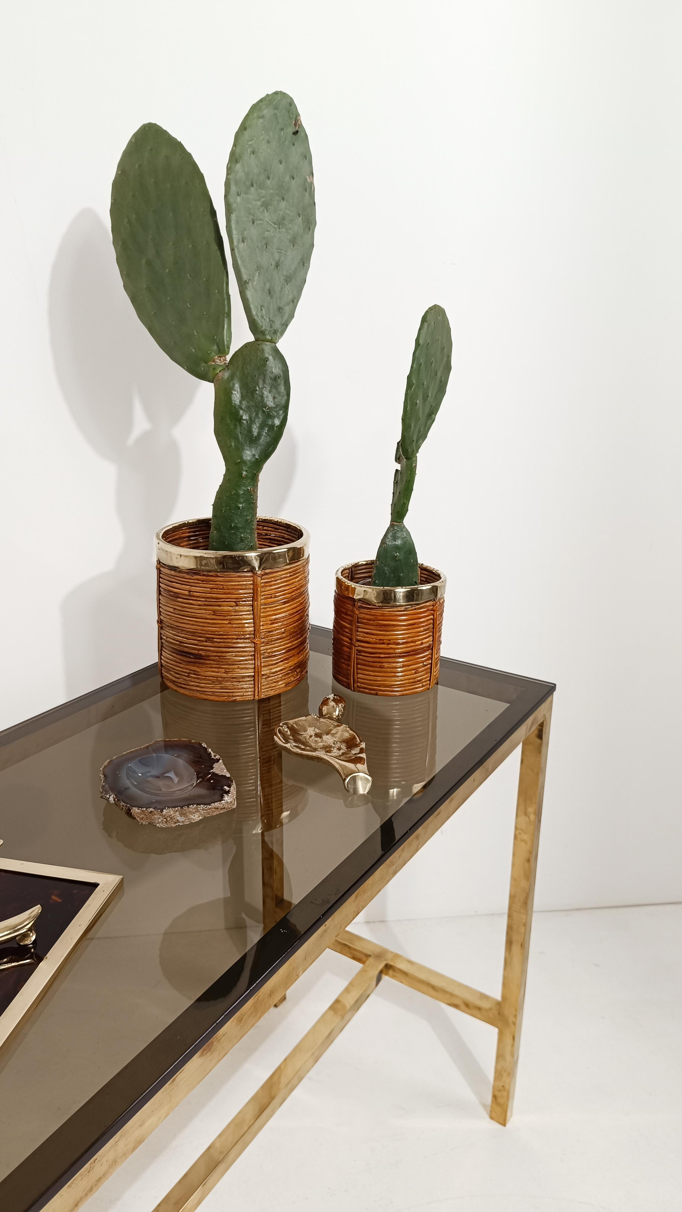 Cesta Cachepot italiana de los años 70 de mimbre y latón tejida a mano en Bueno estado para la venta en Roma, IT