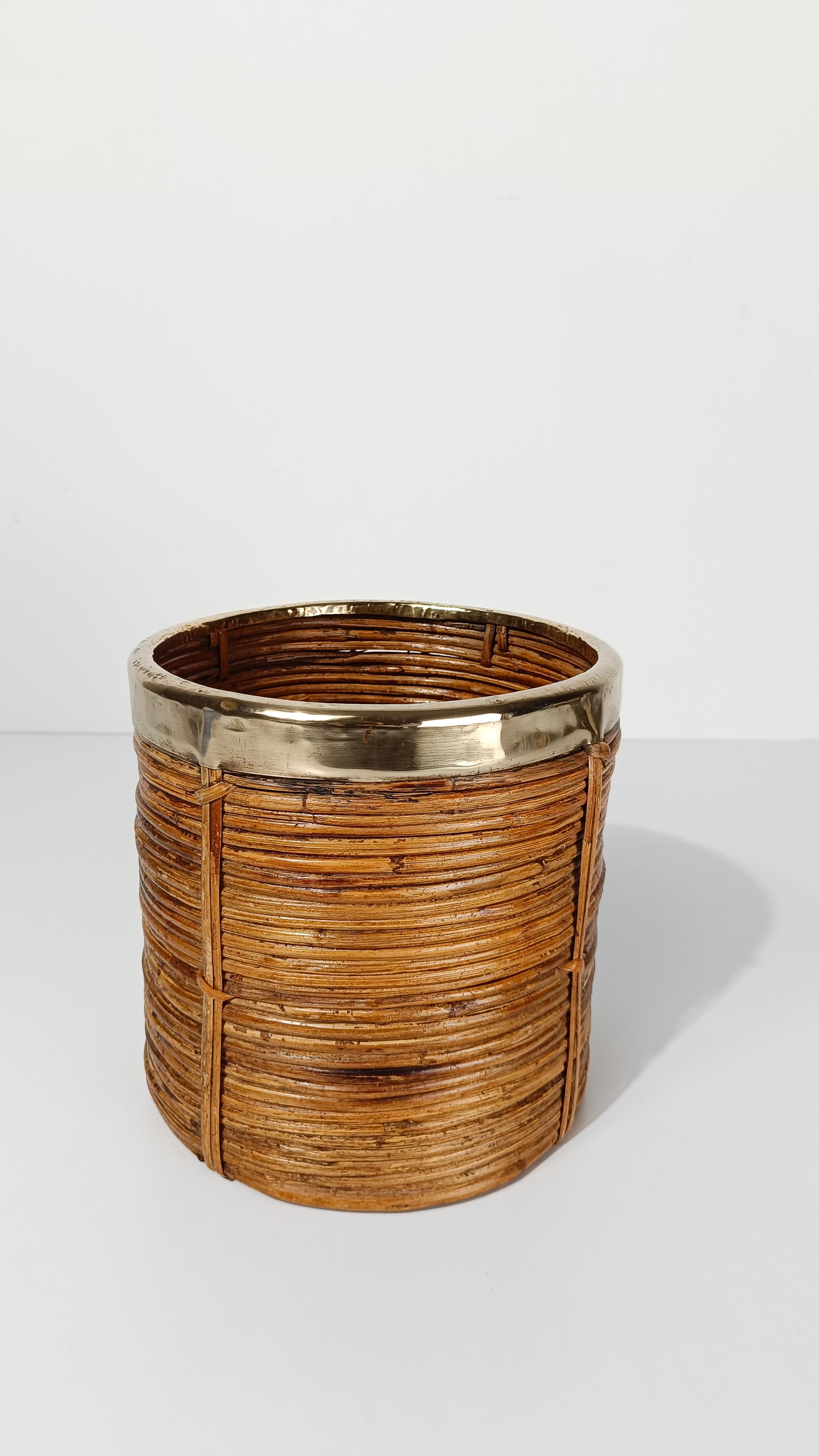 Italian 70s Cachepot Basket in Hand-Woven Pencil Reed Rattan & Brass Latón en venta
