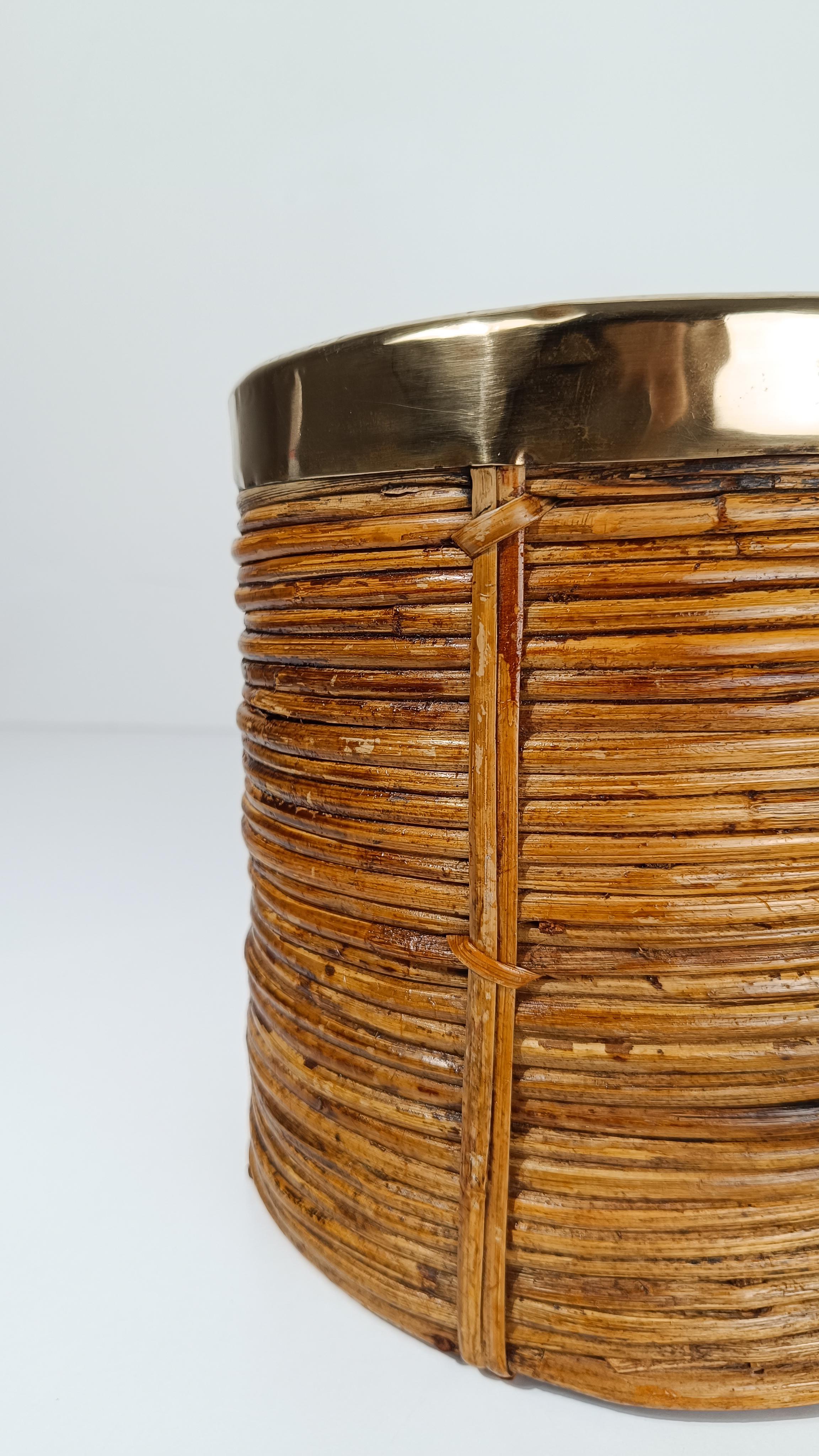 Italian 70s Cachepot Basket in Hand-Woven Pencil Reed Rattan & Brass en venta 1