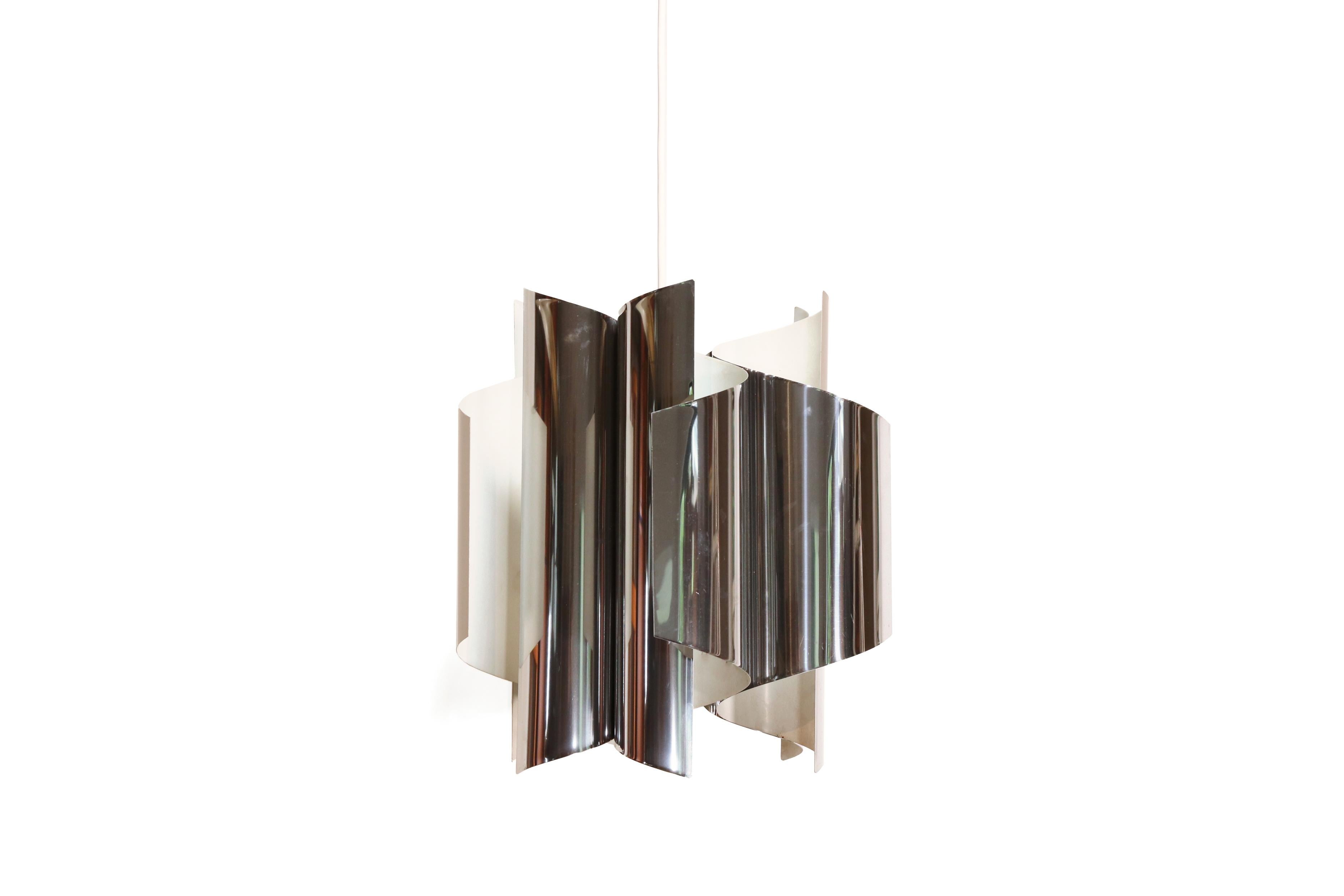 Beautiful vintage Italian design pendant lamp from 1970. The chrome chandelier comes from the space age period and has 6 E14 fittings for a beautiful play of light. The lamp has a diameter of 40 cm and is 40 cm high.
