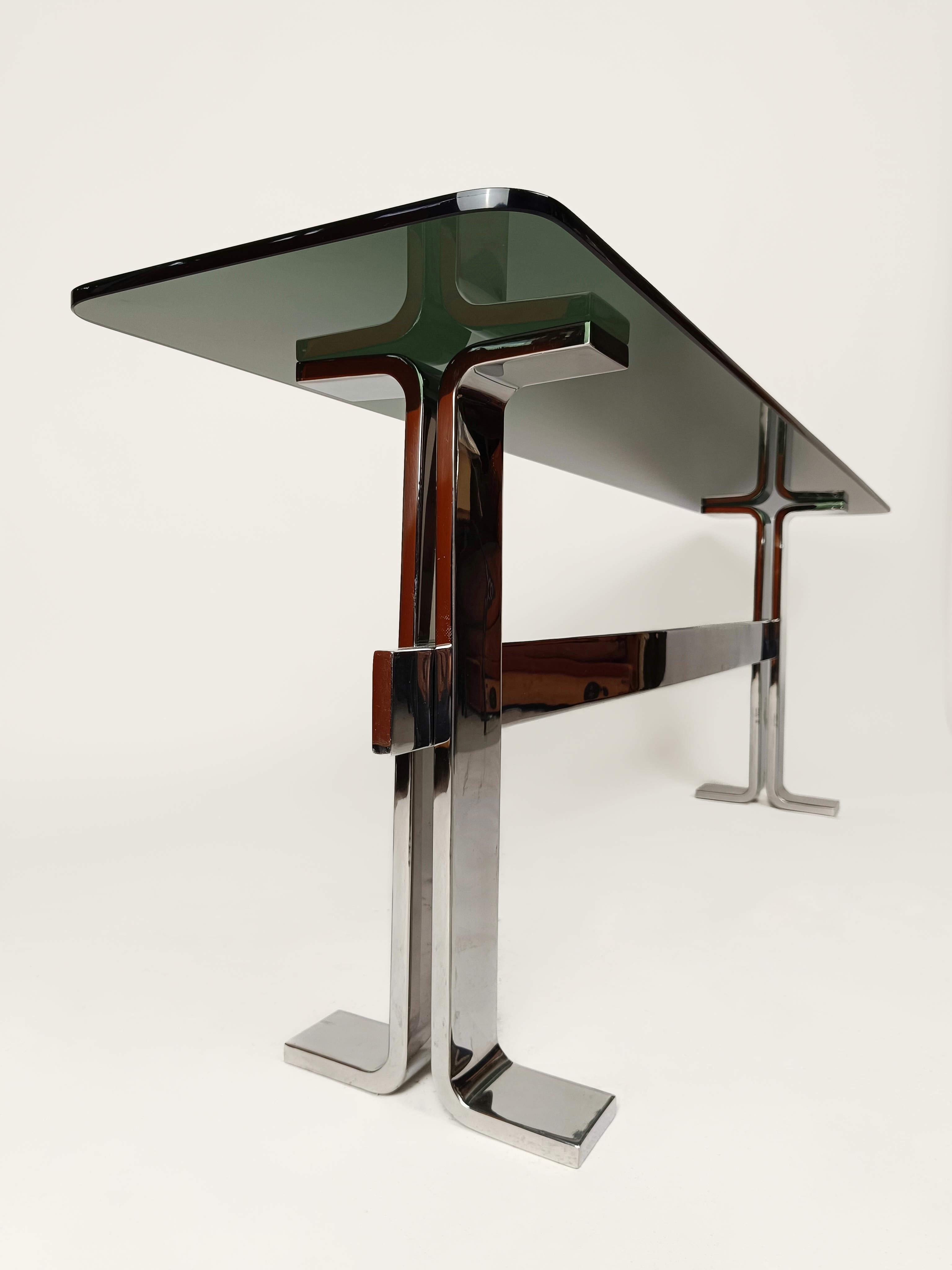 A console attributed to the production of the Saporiti brand based on a design by Vitottorio Introini, made in Italy between the 60s and 70s.
The structure is in chromed metal, removable and not particularly heavy, the design is characterized by