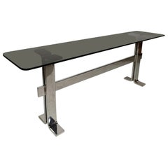 Consola italiana de los años 70 atribuible a Saporiti en metal cromado, cristal ahumado