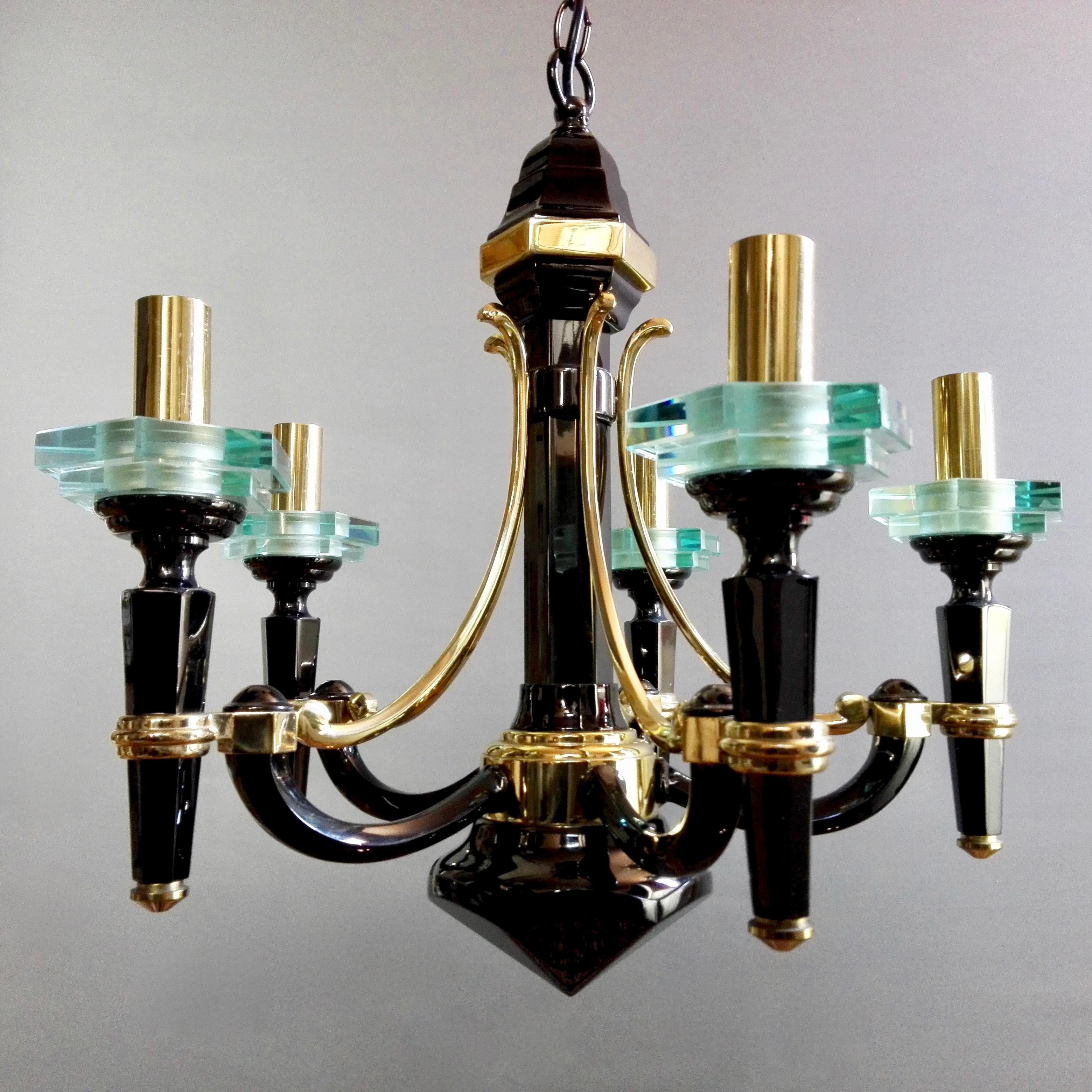 Lampart Milano attributable 70s Five-Light Chandelier, Solid Brass and Crystals. In Good Condition For Sale In Caprino Veronese, VR