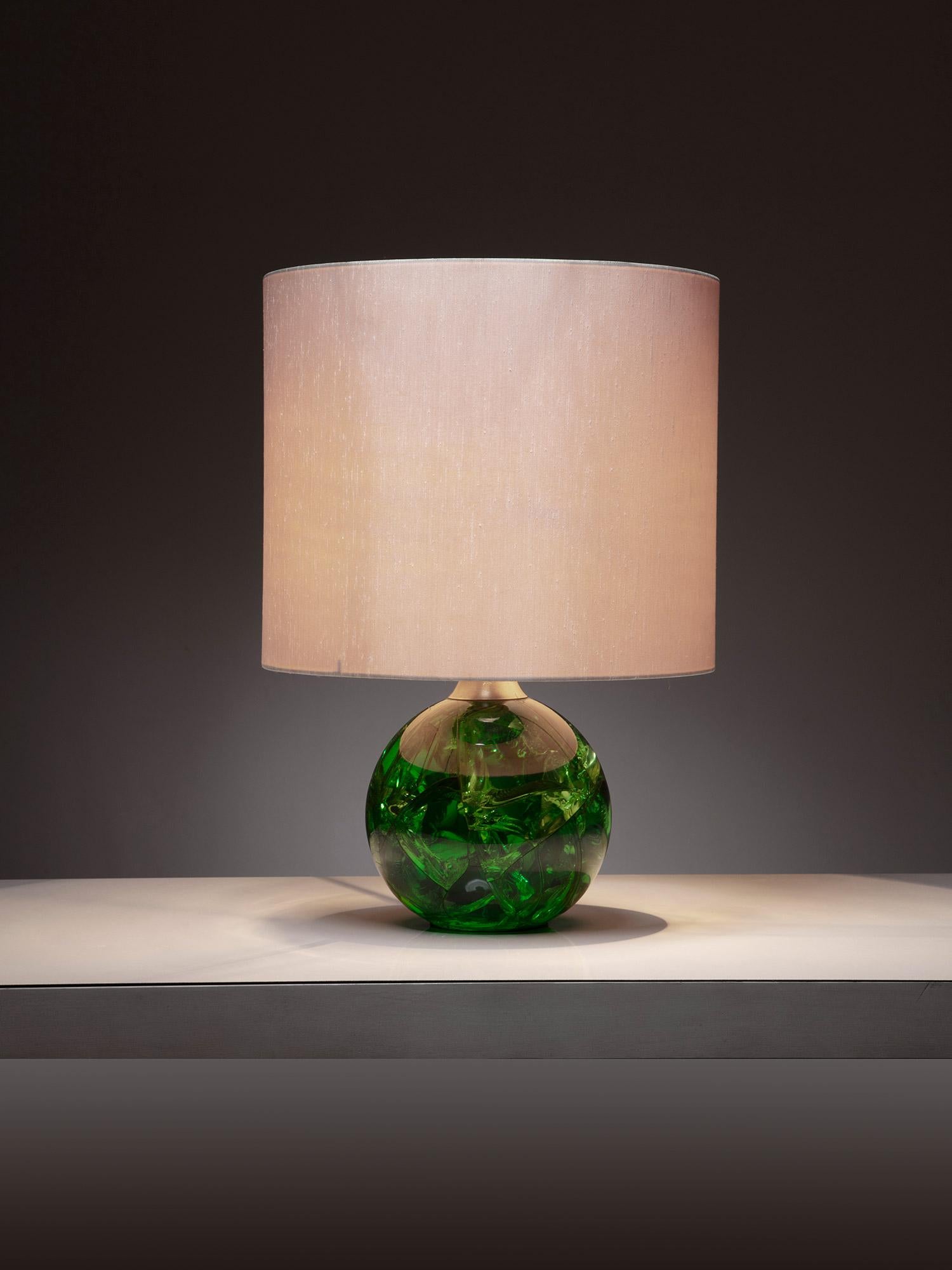 Grande lampada da tavolo anni '70.
Base in resina solida verde con effetto crepe e dettagli in ottone.
Le dimensioni della base sono CMS 18 x 35
