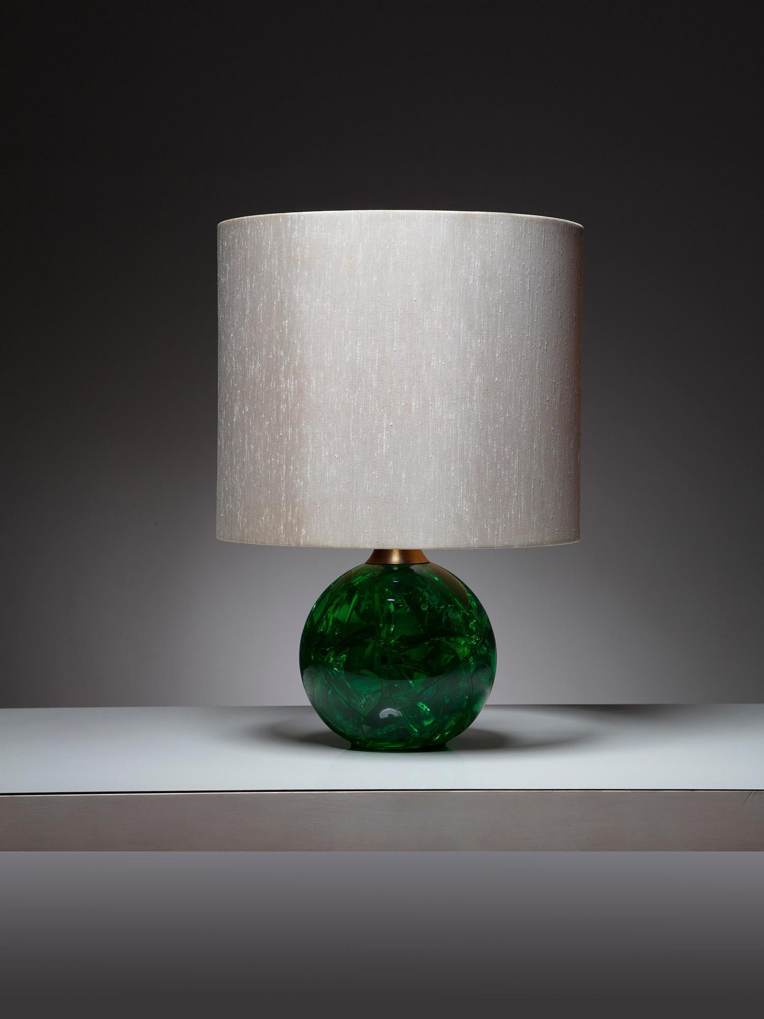 Italiano Lampada da tavolo a sfera in resina verde italiana anni '70 in vendita