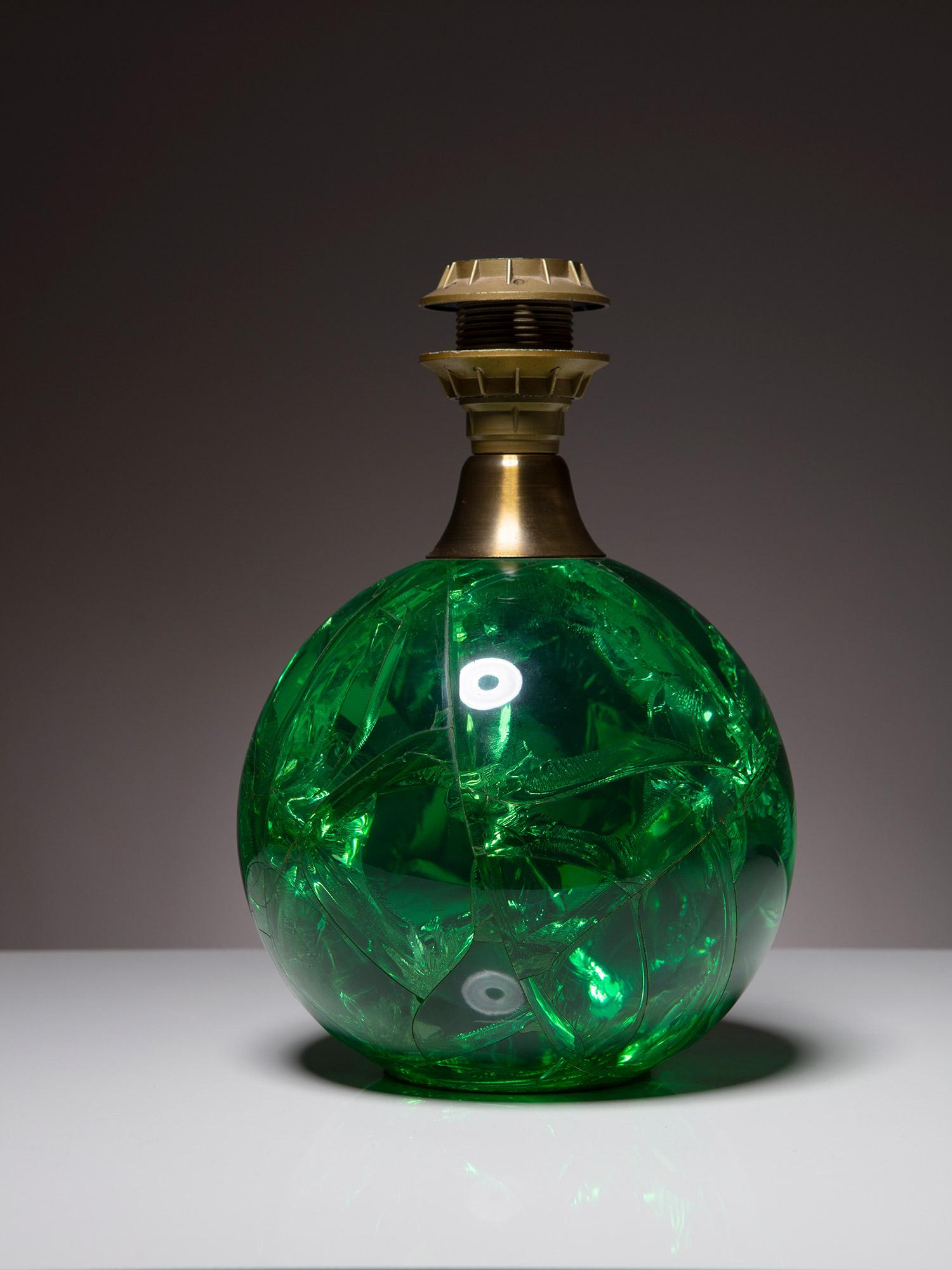 Lampada da tavolo a sfera in resina verde italiana anni '70 In condizioni buone in vendita a Milan, IT