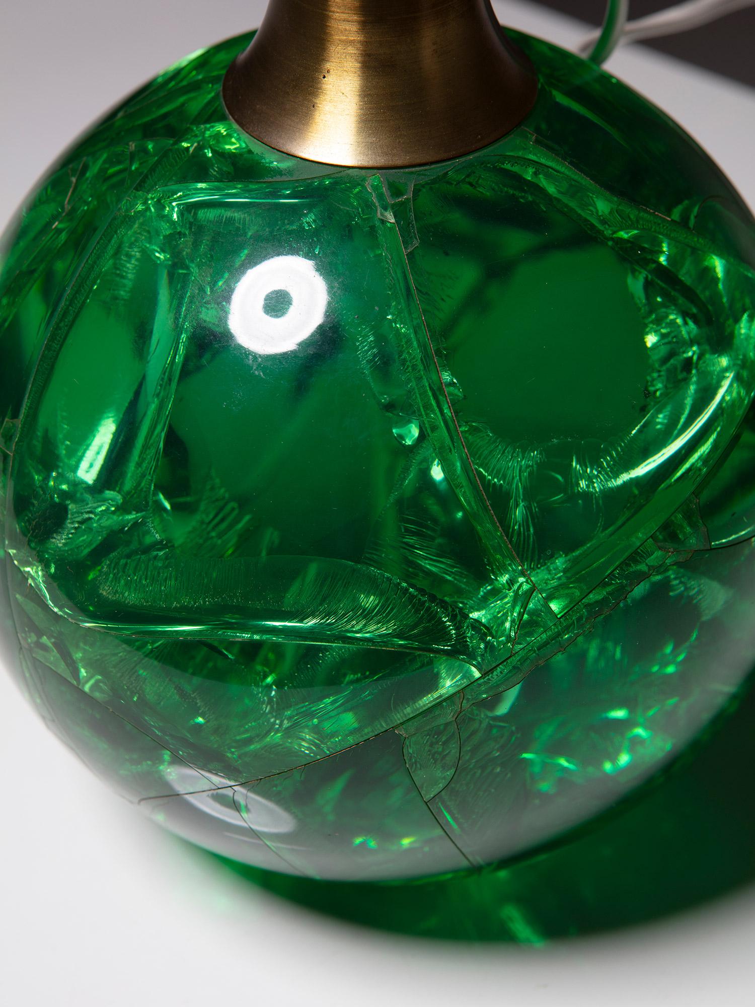 Fine XX secolo Lampada da tavolo a sfera in resina verde italiana anni '70 in vendita