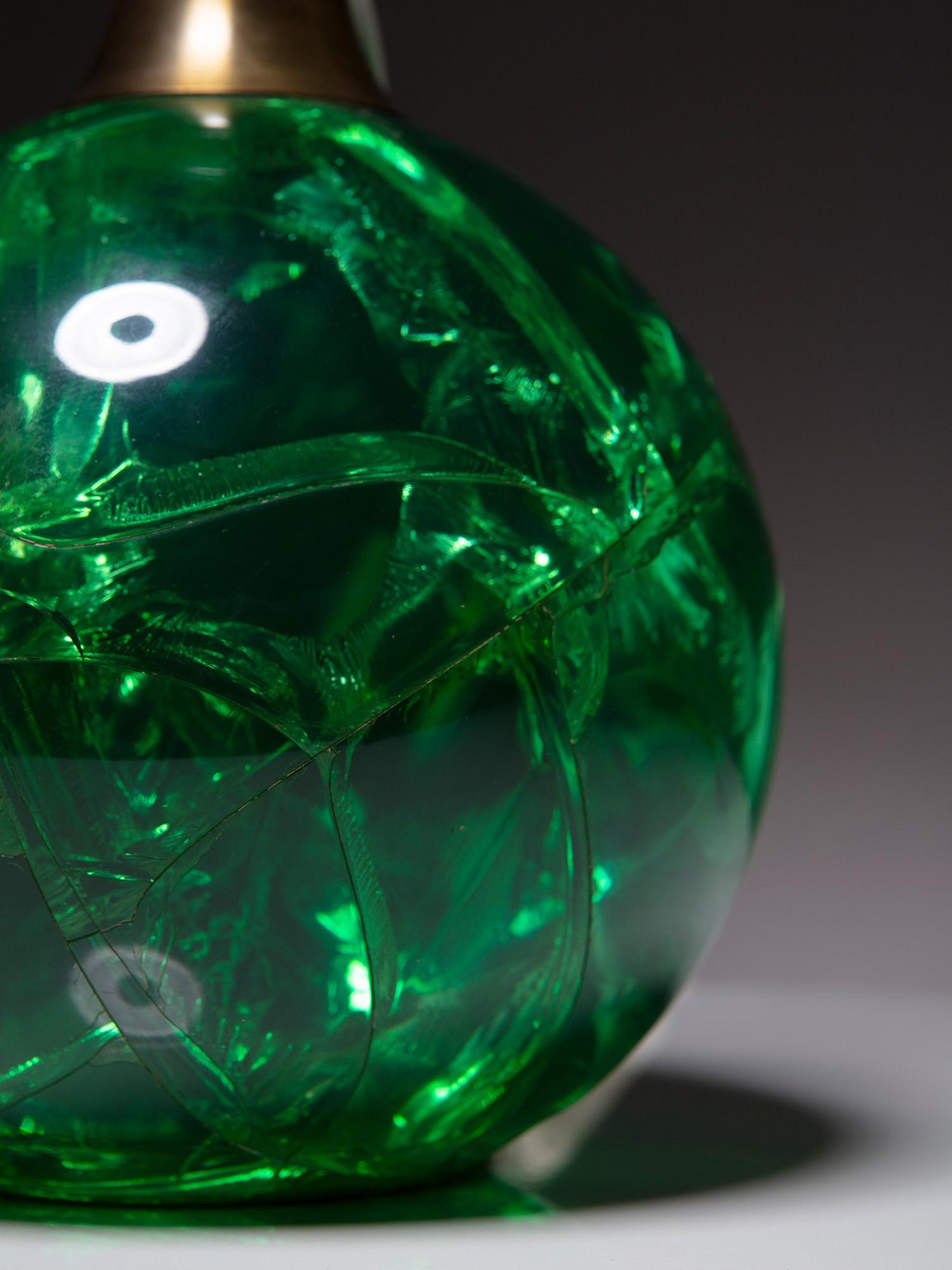 Metallo Lampada da tavolo a sfera in resina verde italiana anni '70 in vendita