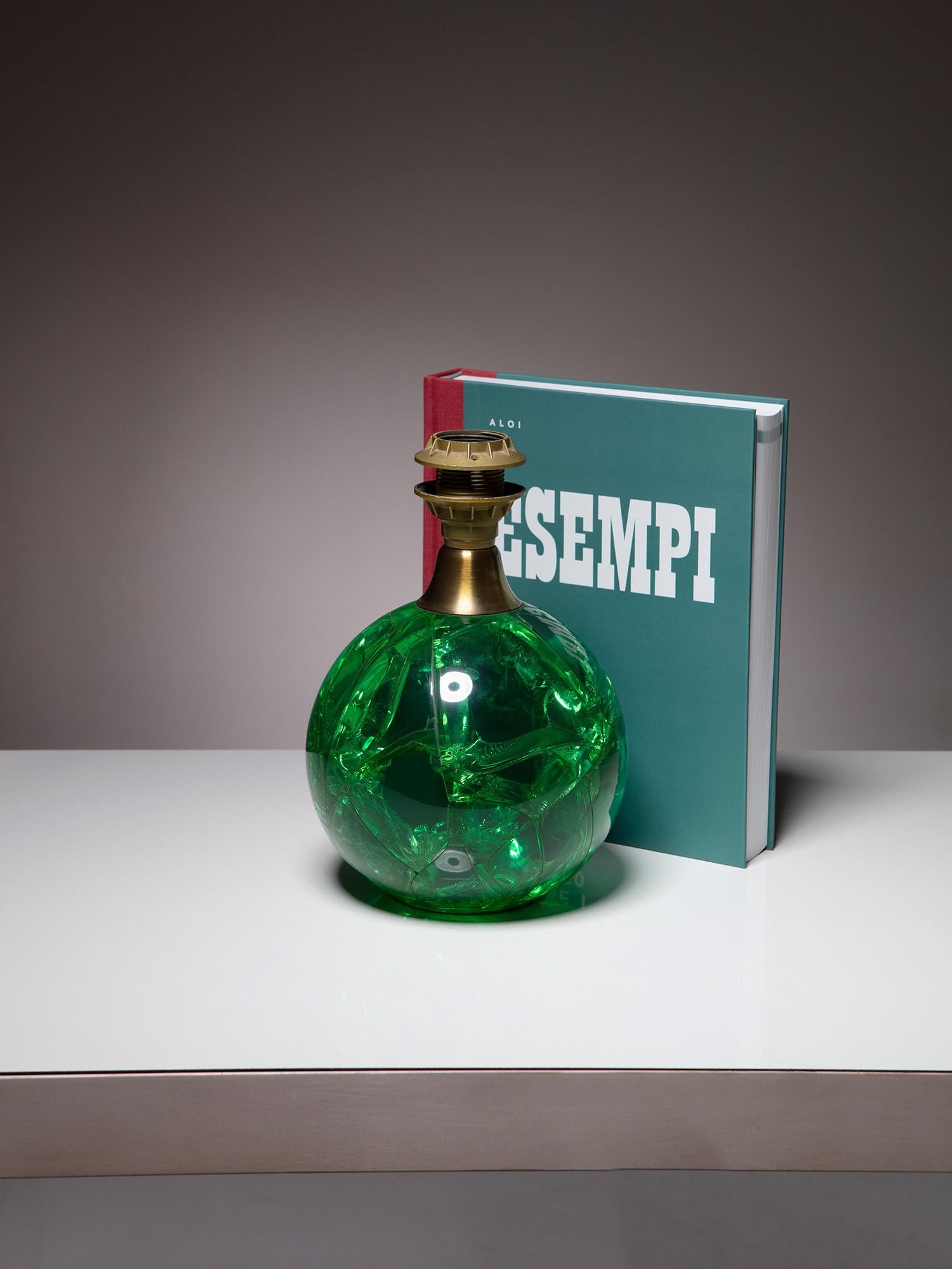 Lampada da tavolo a sfera in resina verde italiana anni '70 in vendita 1