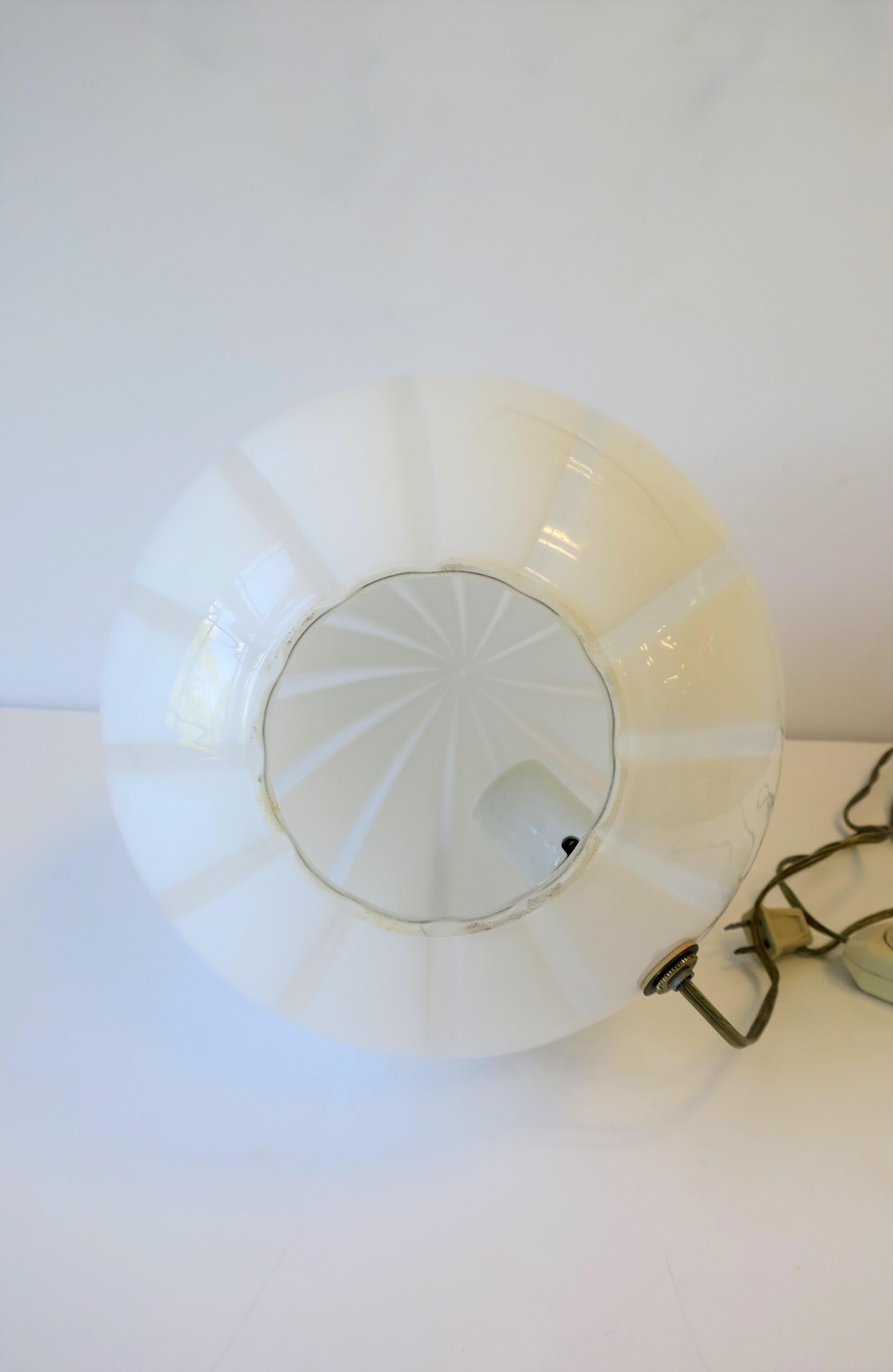 Italian White Vetri Murano Egg-Shape Art Glass Table Lamp For Sale 6