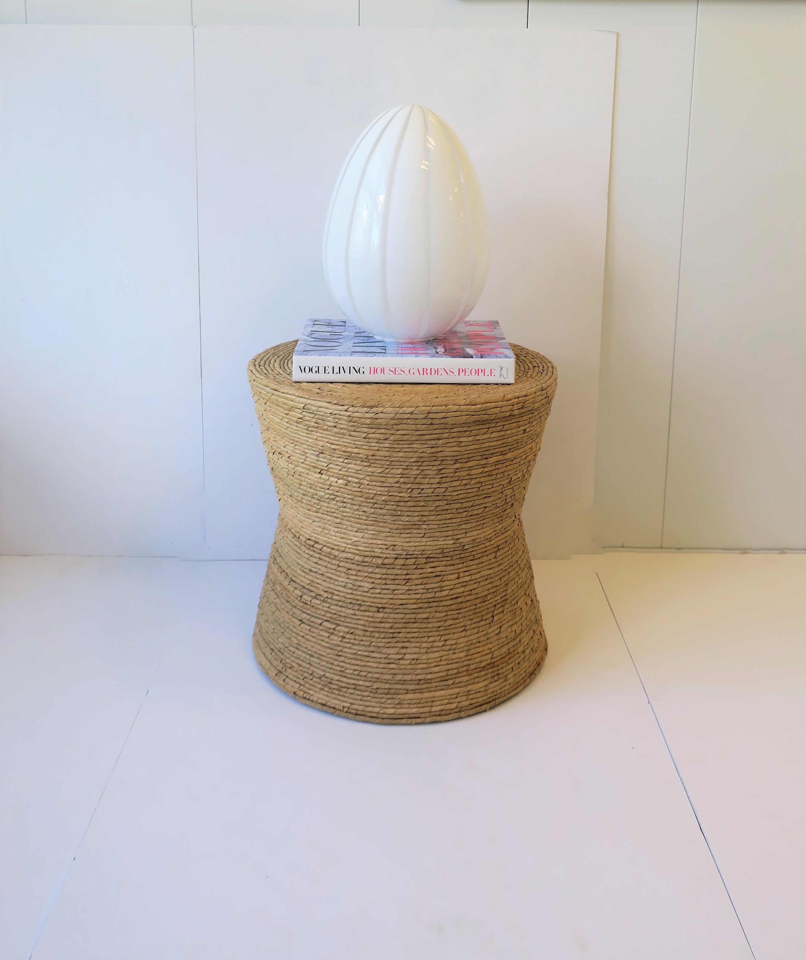Moderne Lampe de table en verre d'art italien Vetri Murano en forme d'œuf blanc en vente