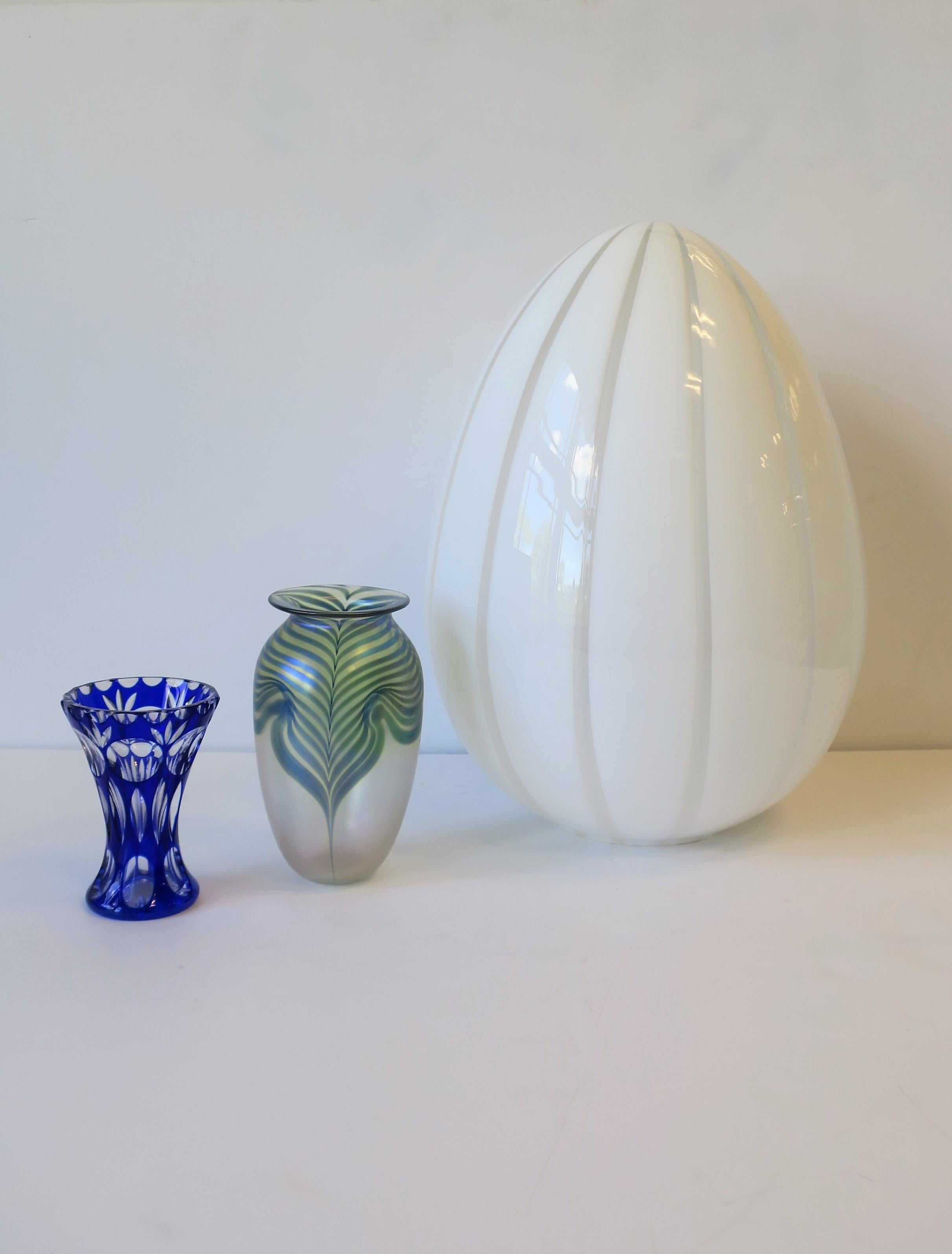 Italian White Vetri Murano Egg-Shape Art Glass Table Lamp In Good Condition For Sale In New York, NY