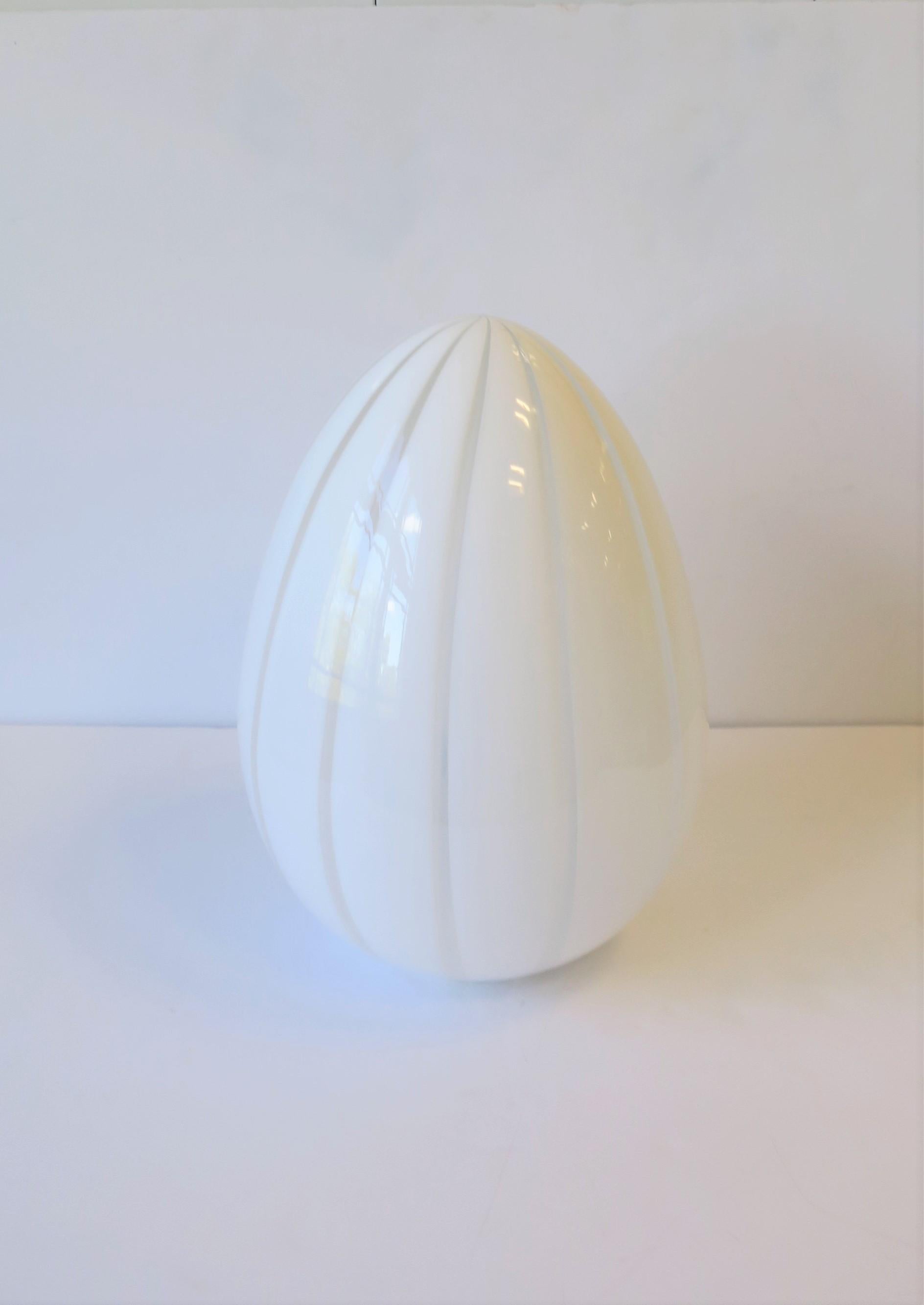 20th Century Italian White Vetri Murano Egg-Shape Art Glass Table Lamp For Sale