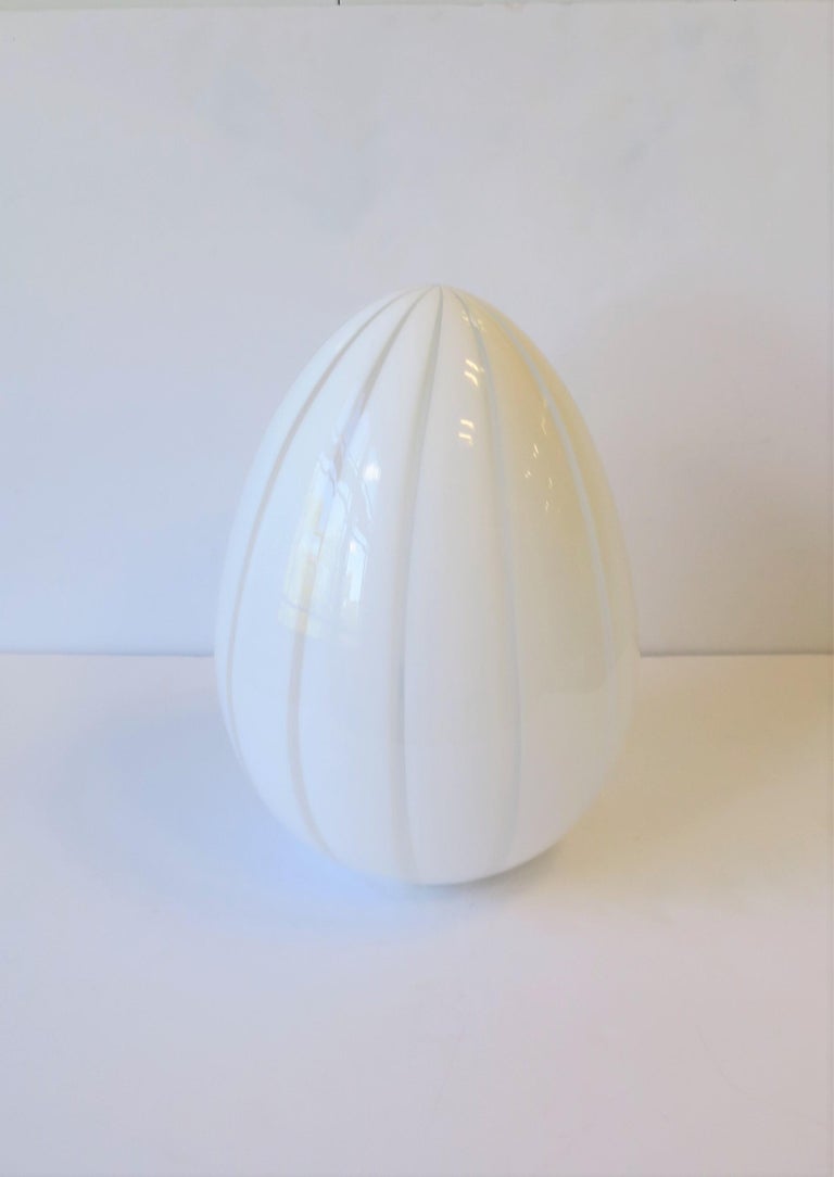 Italian 1970s Modern Murano White Egg Art Glass Table Lamp by Vetri For Sale 2