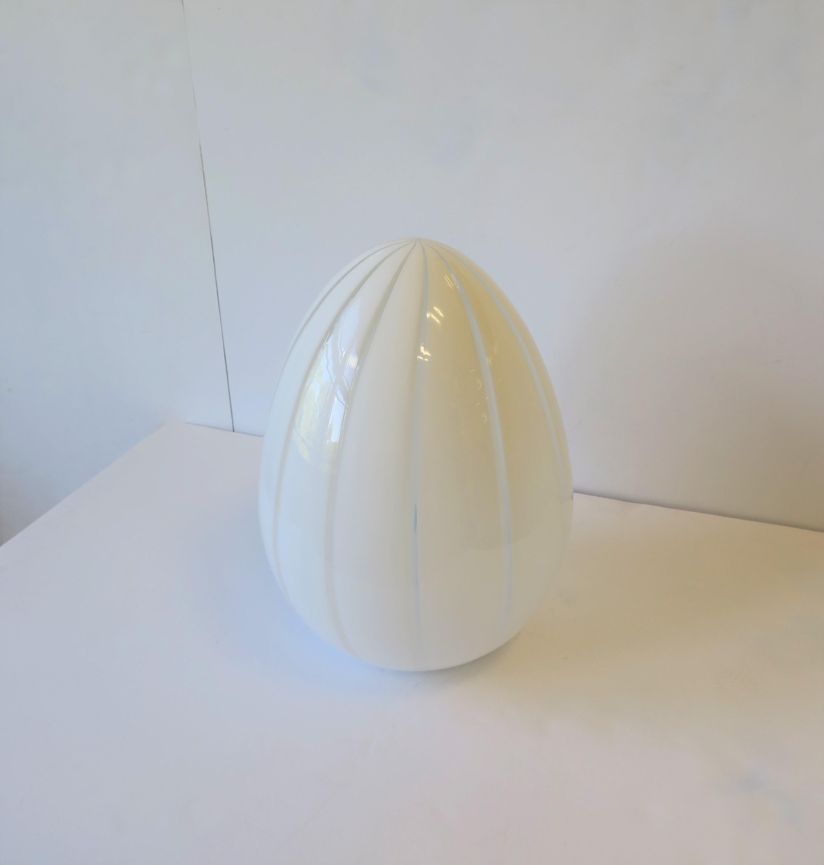 Murano Glass Italian White Vetri Murano Egg-Shape Art Glass Table Lamp For Sale
