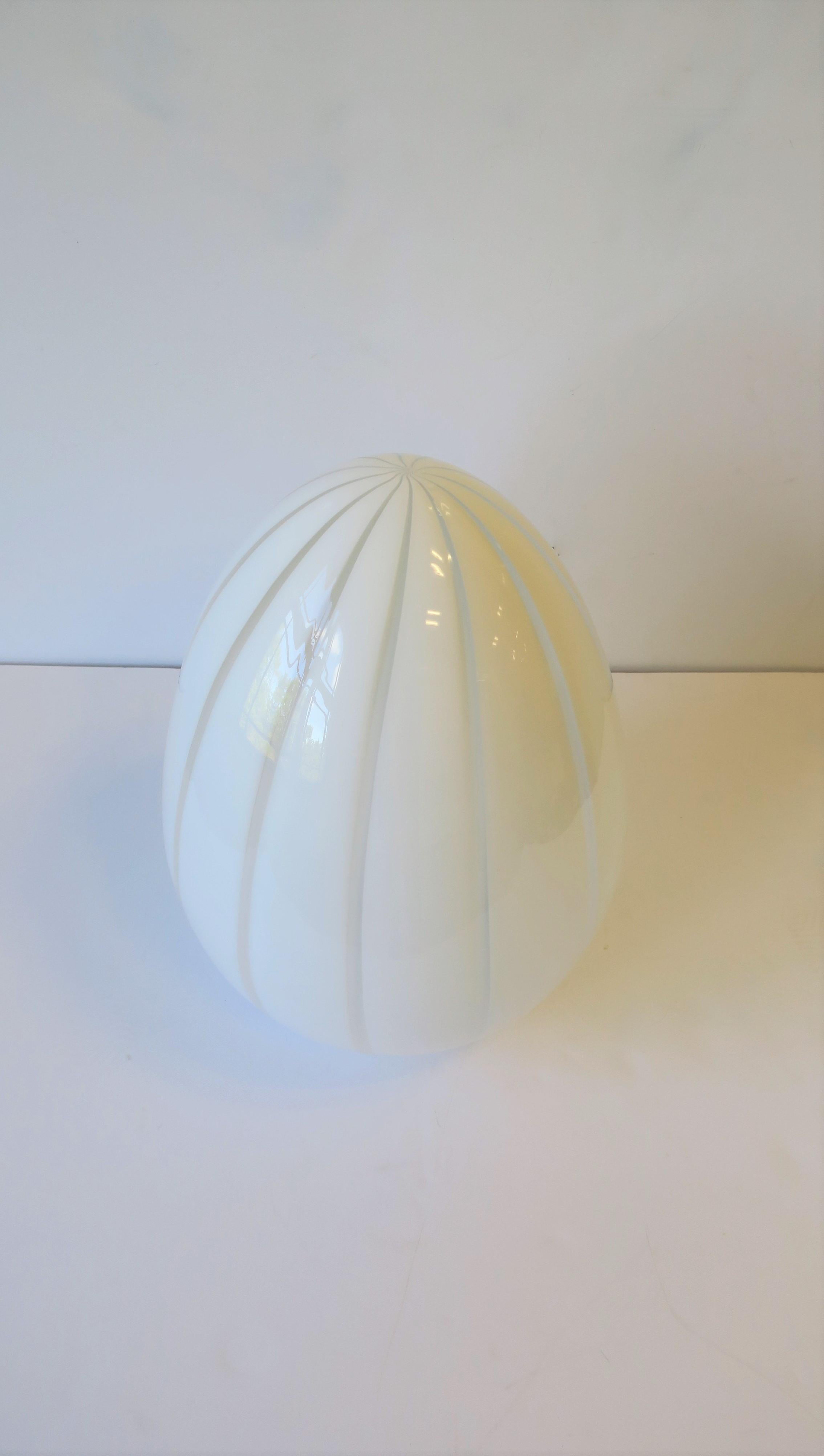 Italian White Vetri Murano Egg-Shape Art Glass Table Lamp For Sale 1