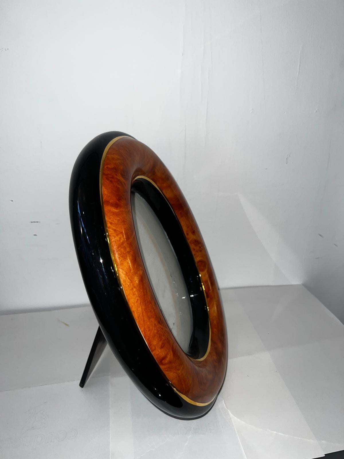 Dieser schöne Fotorahmen aus glasierter und bemalter Keramik imitiert Holzfurnier, schwarz bemalte Seiten und Golddekoration rundherum. Italienisch 70er Jahre
Tommaso Barbi zugeschrieben  