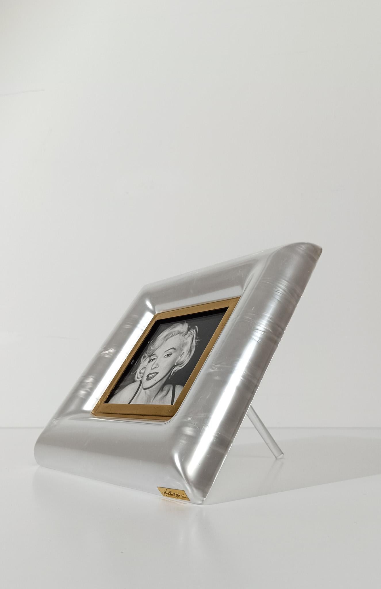 Italian 70s Picture Frame in Faux Mother Of Pearl, Lucite and Gilded Brass For Sale 5