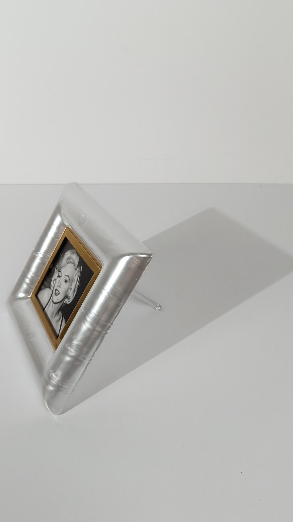 Italian 70s Picture Frame in Faux Mother Of Pearl, Lucite and Gilded Brass For Sale 6