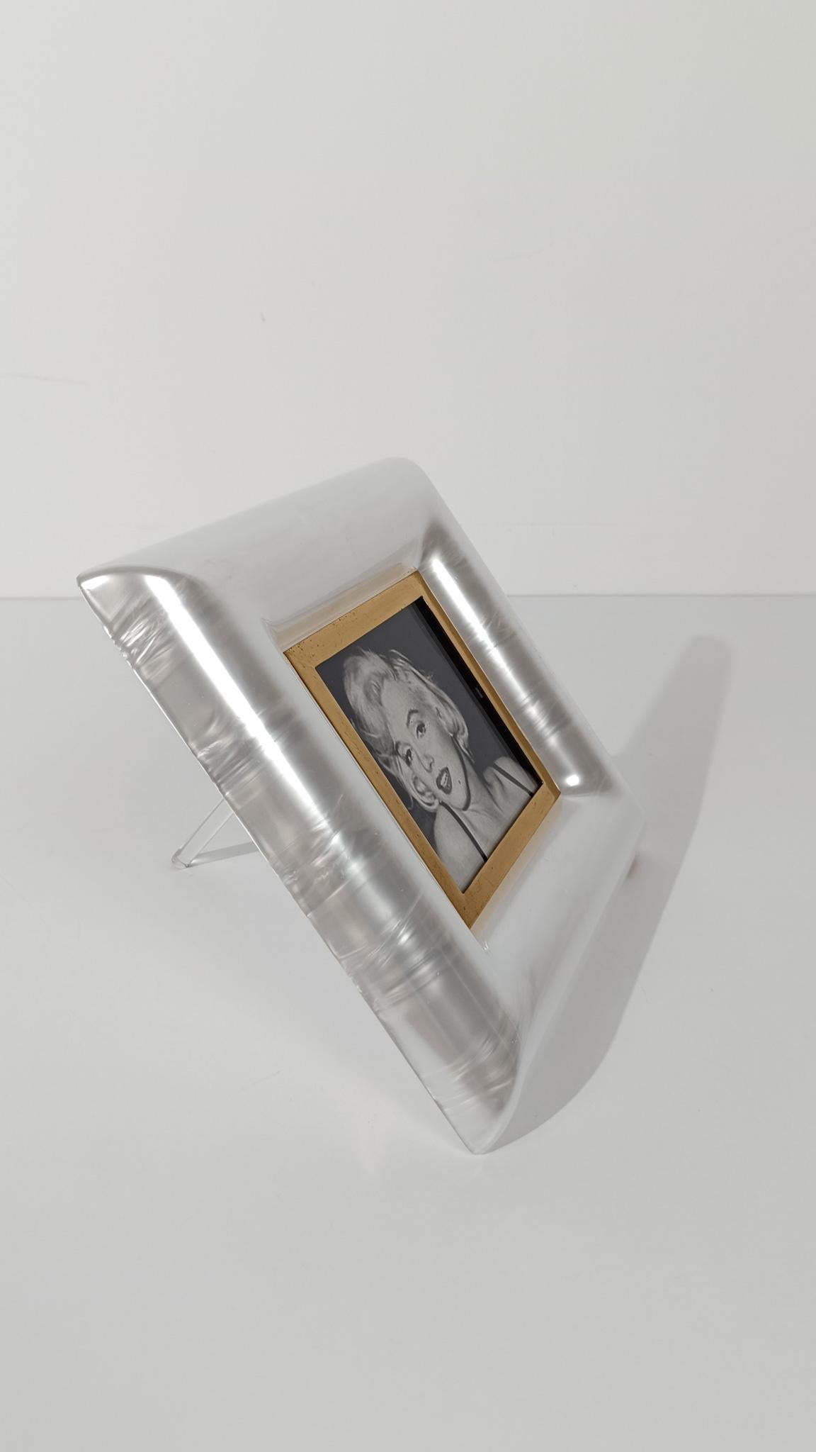 Italian 70s Picture Frame in Faux Mother Of Pearl, Lucite and Gilded Brass For Sale 8